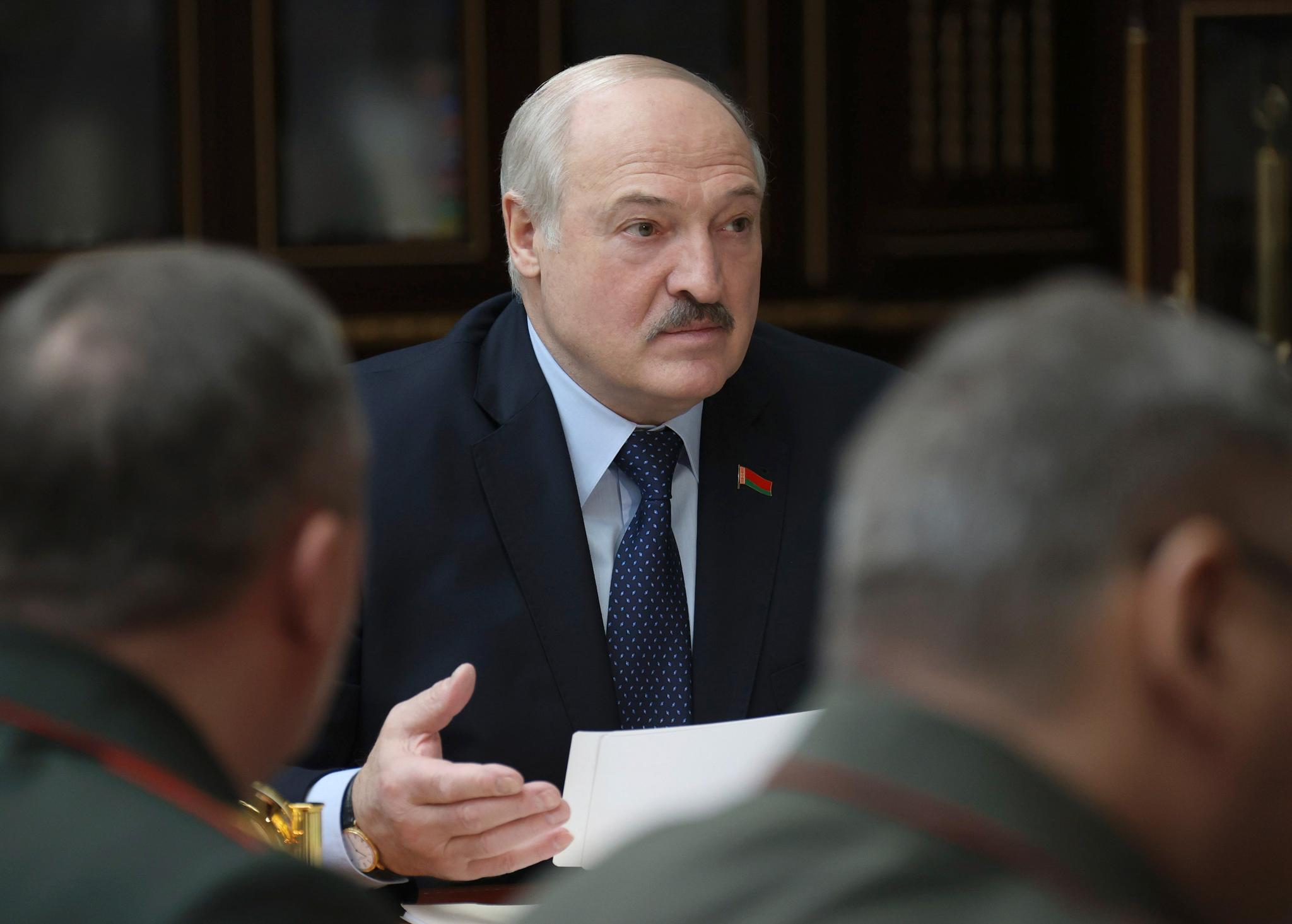 Hviterusslands president Aleksandr Lukasjenko har satt seg selv i en sårbar posisjon og gjort seg avhengig av russisk støtte. Det utnytter Russland, lyder analysen fra en amerikansk topptjenestemann som brifet journalister tirsdag. Russland og Hviterussland skal holde en felles militærøvelse nord for grensa til Ukraina i februar. 