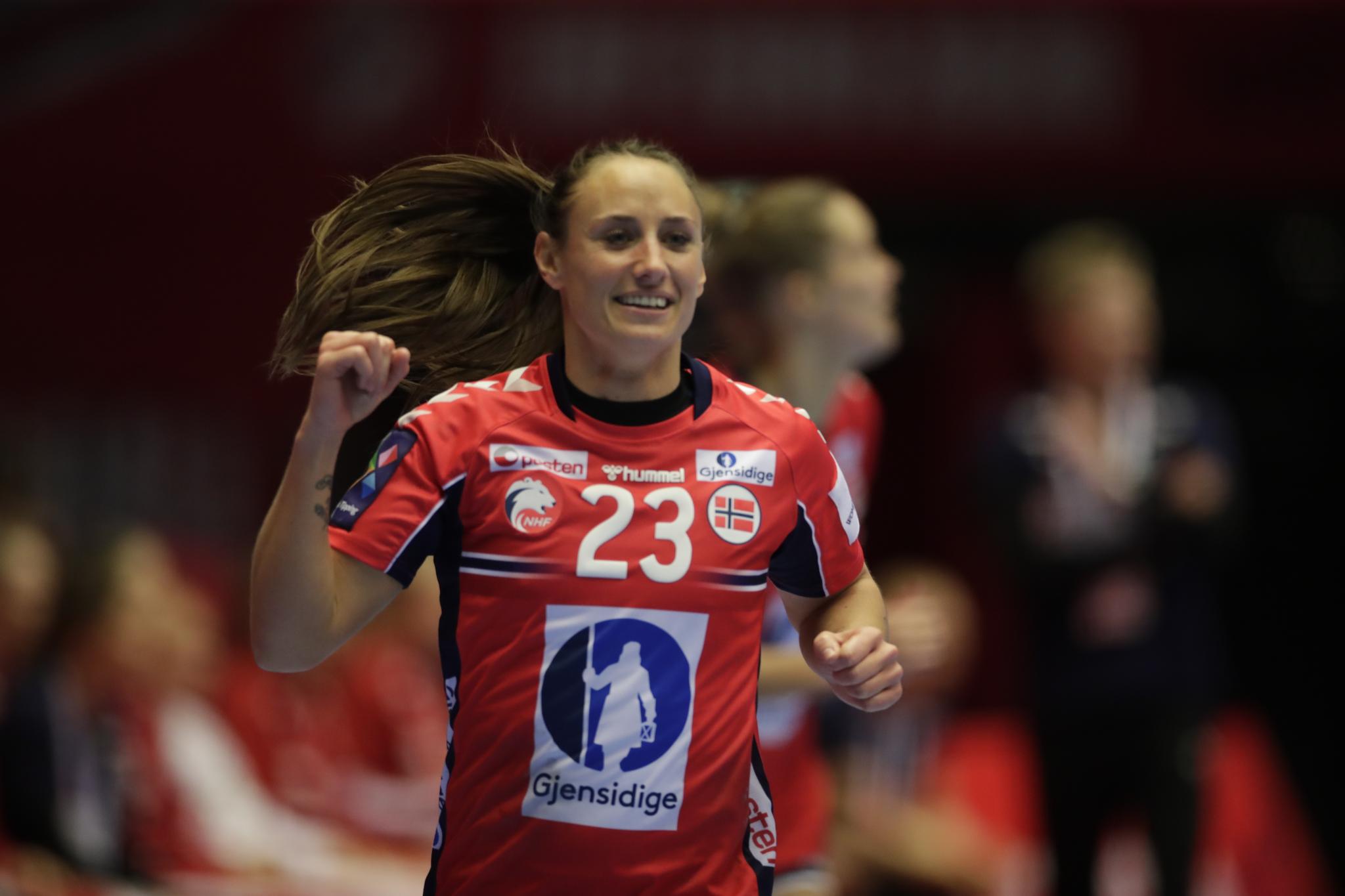 Camilla Herrem jubler for scoring. 