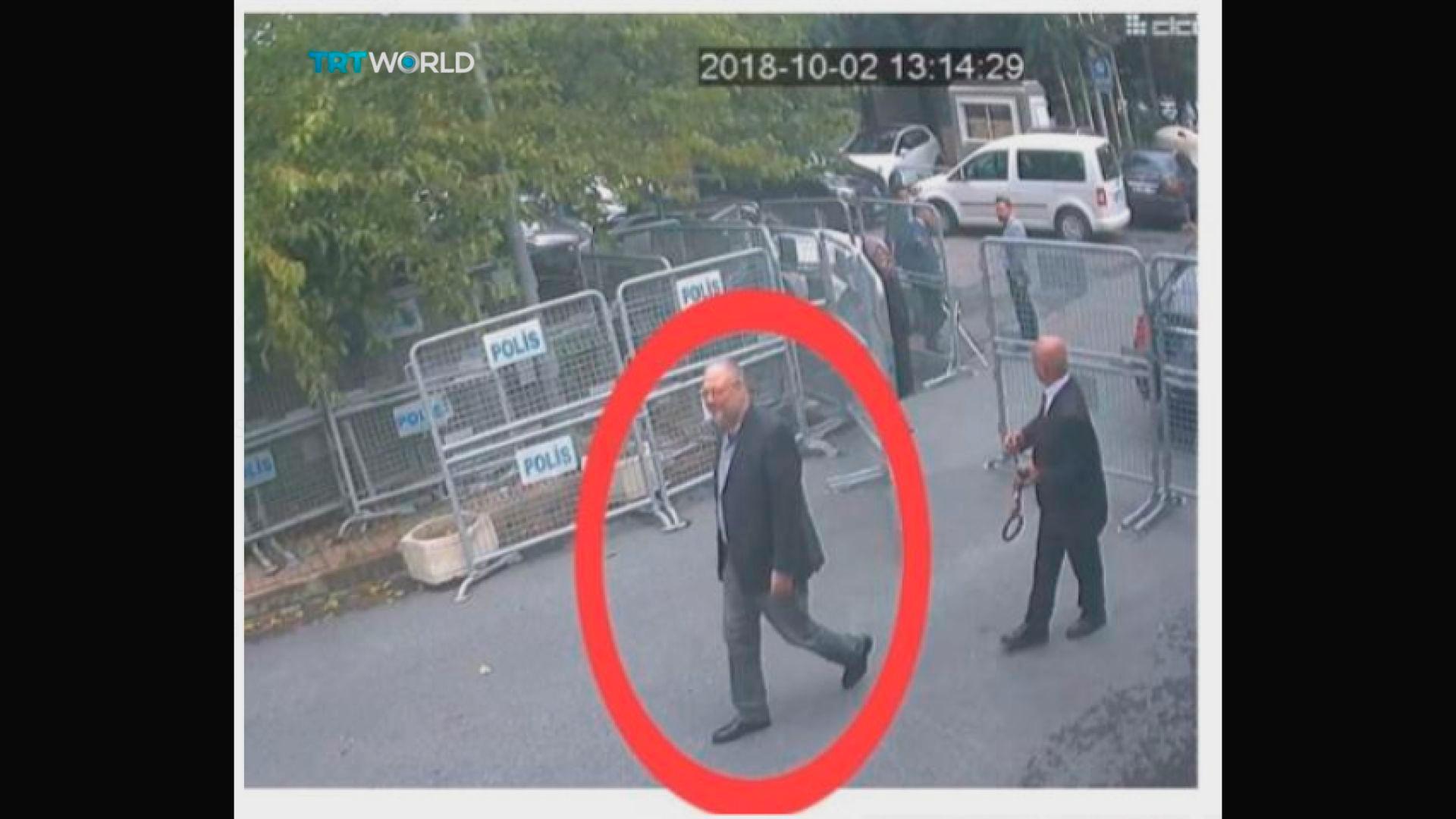 Et overvåkingsbilde viser Jamal Khashoggi i det han går forbi sikkerhetssperringene ved konsulatet den 2. oktober.