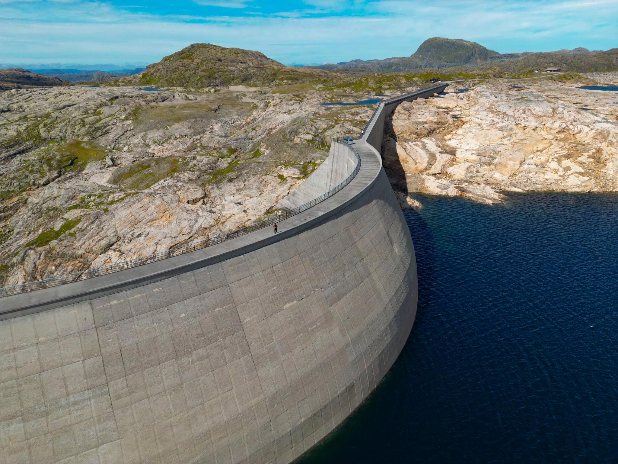 Selv med mye regn de neste månedene må vi regne med at strømprisene i det sørlige Norge forblir høye, skriver Kjetil Lund. Bildet viser vannstanden i august i Blåsjø, det største kraftmagasinet i Norge.