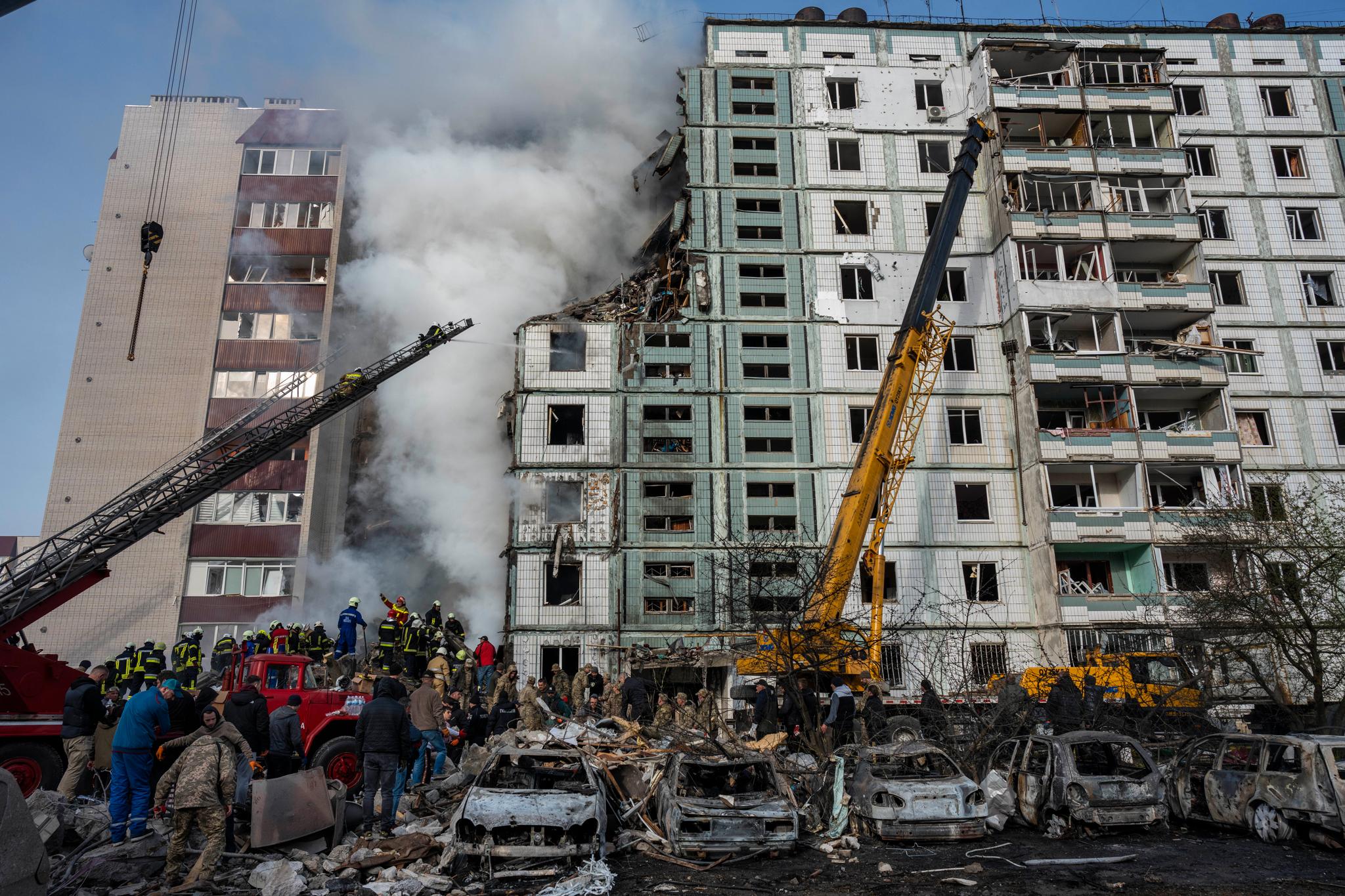 En boligblokk i Uman sentralt i Ukraina ble truffet av to russiske kryssermissiler fredag morgen.