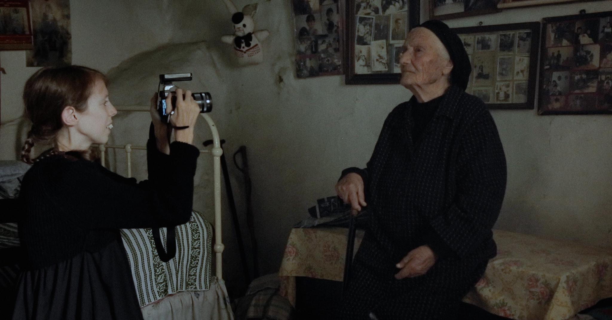 Lene Marie Fossen var en uvanlig modig fotokunstner og hadde fortjent en modigere film, mener Aftenpostens anmelder. Her er hun i Hellas. 