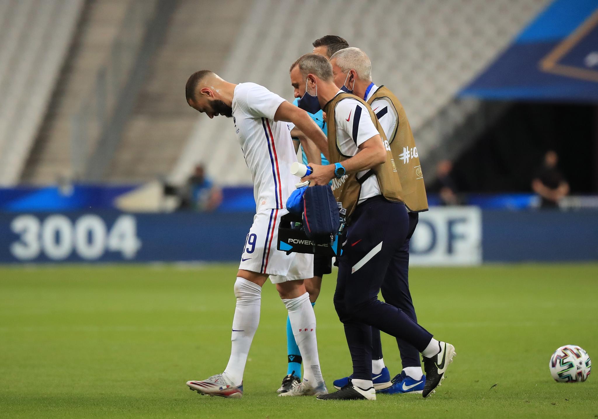 BILDET SOM FRANKRIKE GRØSSER AV: Karim Benzema er endelig tilbake på landslaget, men gikk skadet av banen én uke før EM braker løs for Frankrike.