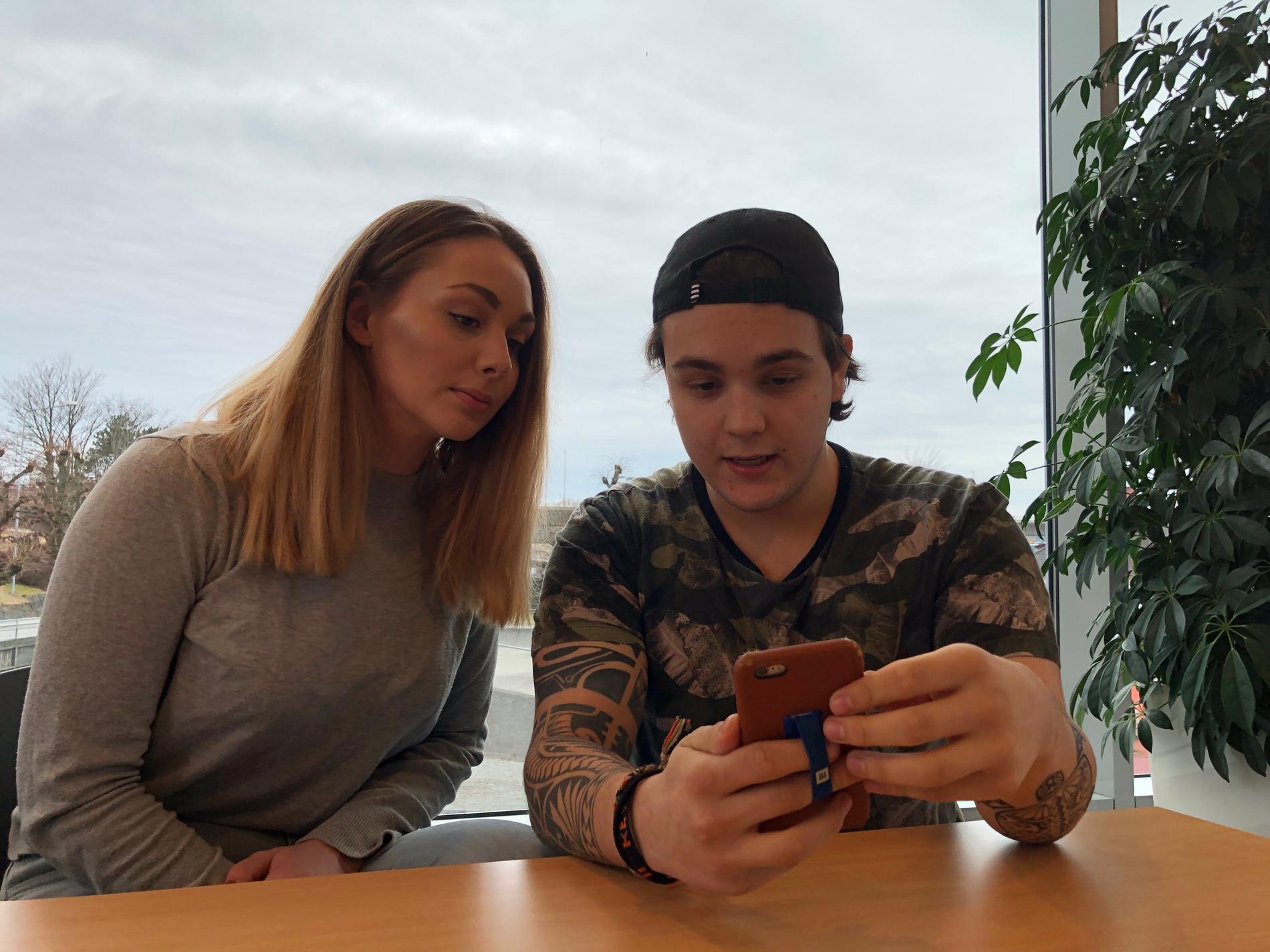  Alina Sundalskleiv (21) og Kevin Alexander Escutia (19) mener det er viktig å ta personlig initiativ for å inkludere andre studenter, og ikke bare snakke sammen over sosiale medier.