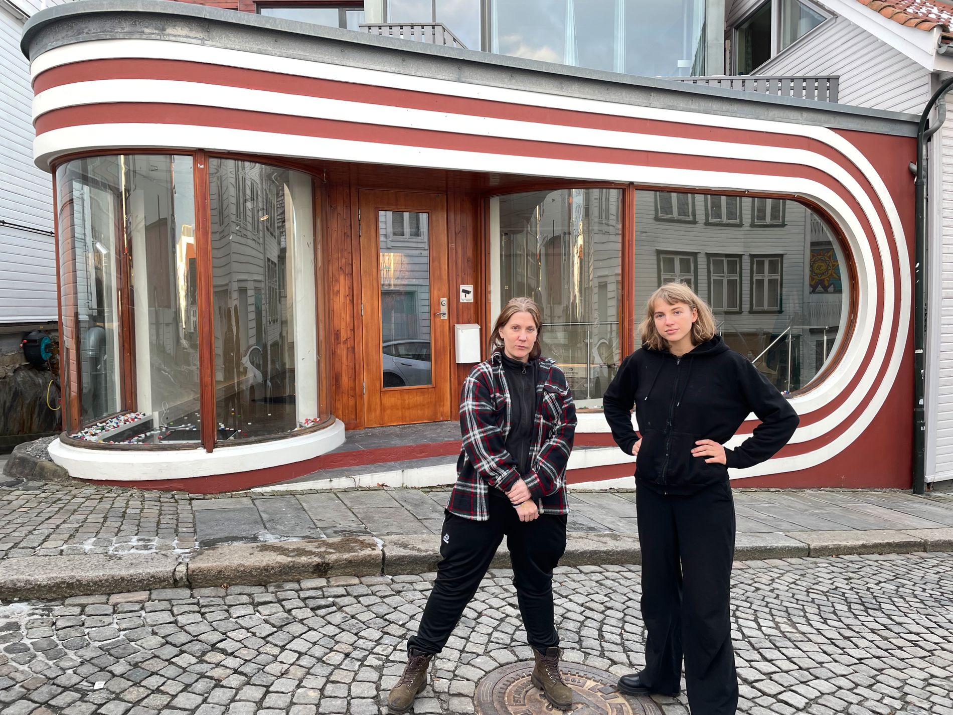 Katrine Lea (til venstre) og Marlene Rom Rysstad er fascinert av formen på det tomme lokalet i Stavanger sentrum. 