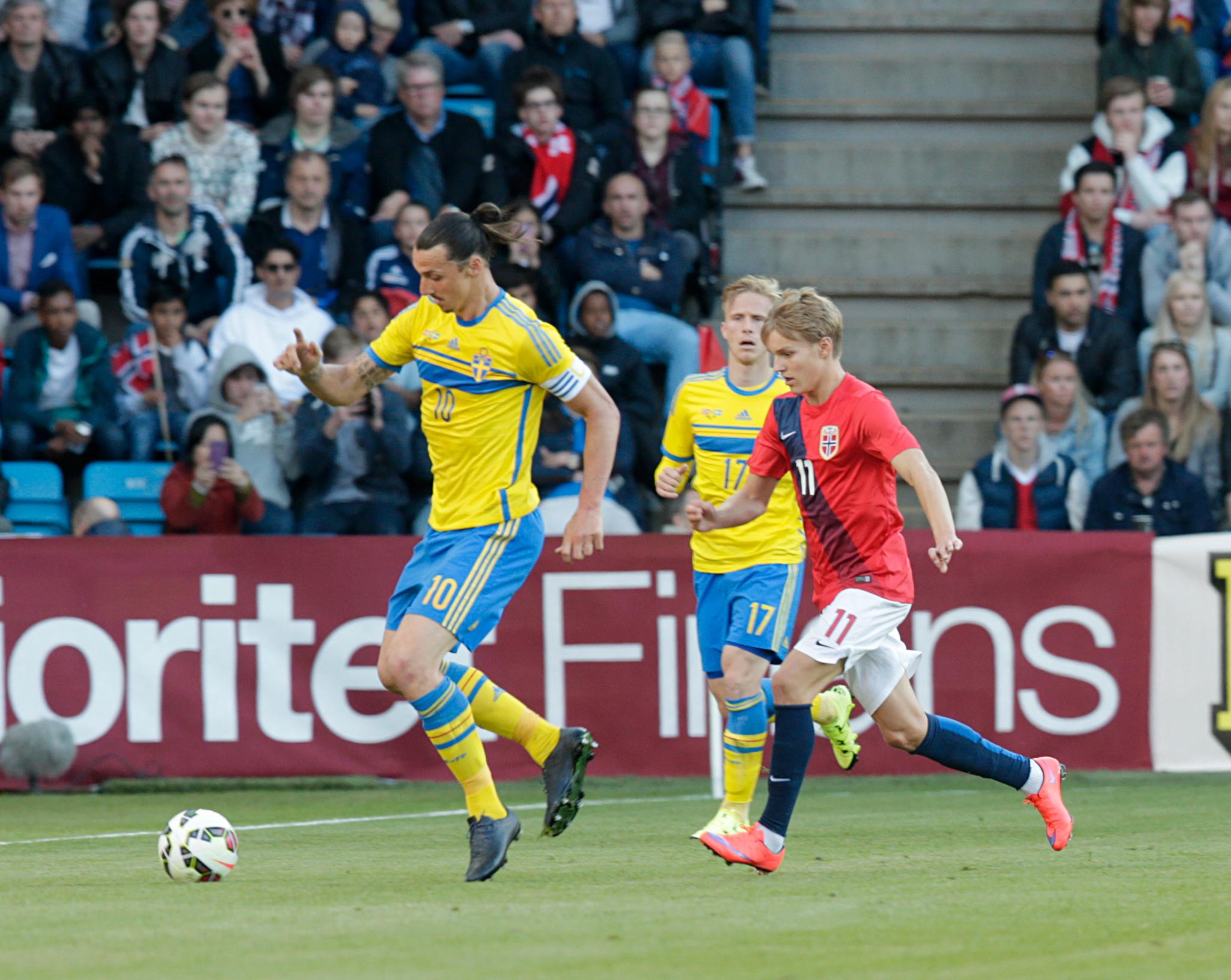 DRØMMER OM NORGE: Sverige-spillerne ønsker å møte Norge i et eventuelt omspill om EM. Her er Zlatan Ibrahimovic i duell med Martin Ødegaard.
