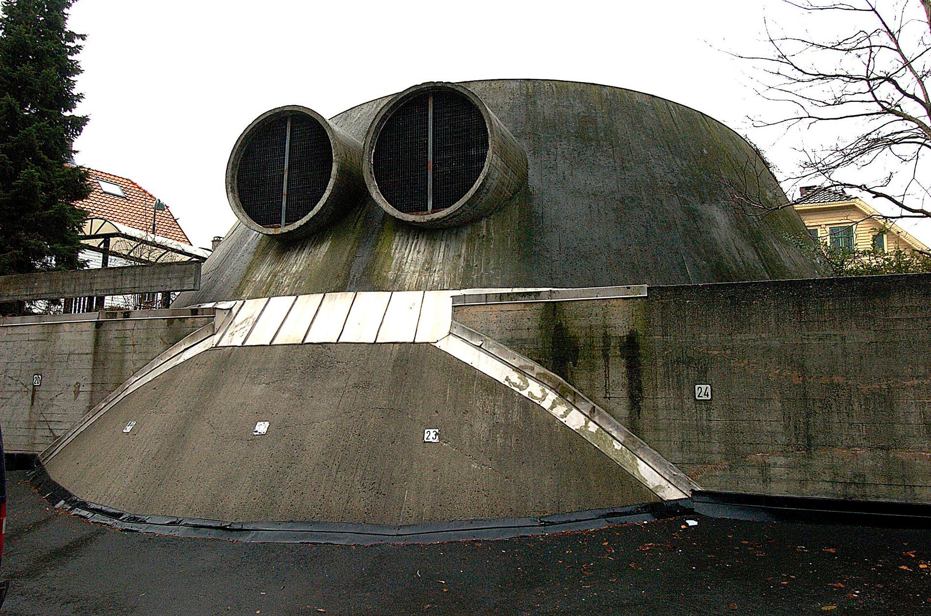 De som arkitekter for Stavanger svømmehall var tydeligvis over gjennomsnittet interessert i Star Wars. Denne lyssjakten kan vel sies å være en like så stor attraksjon som Trollpikken?