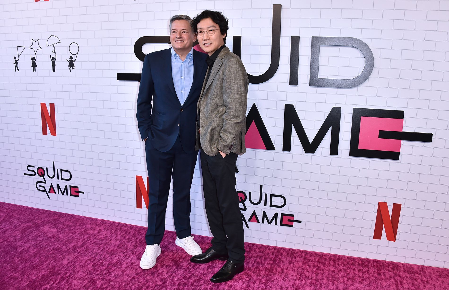 Netflix-sjef Ted Sarandos og «Squid Game»-skaper Hwang Dong-hyuk på et arrangement søndag, samme dag som mer nytt om andre sesong ble sluppet løs. 