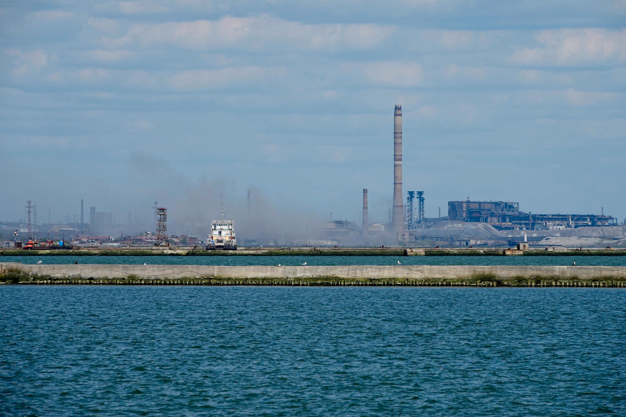 Røyk fra Azovstal-stålverket i Mariupol, der flere hundre sivile har søkt tilflukt. Bildet er tatt fredag under en omvisning i regi av det russiske forsvarsdepartementet.