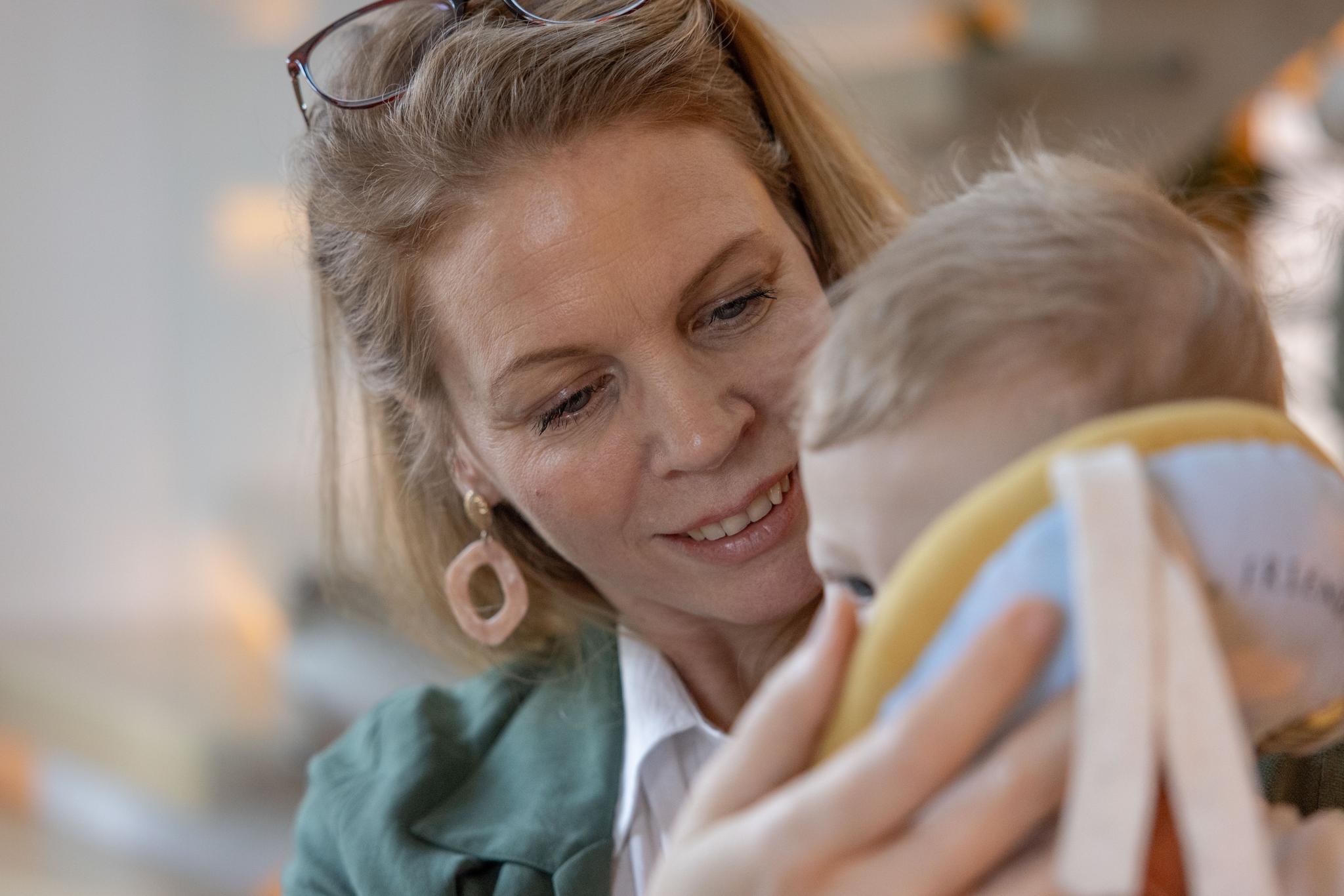 I syv år forsøkte de å få barn, uten å lykkes. Så sa søsteren hans at hun kunne bære frem barnet deres.