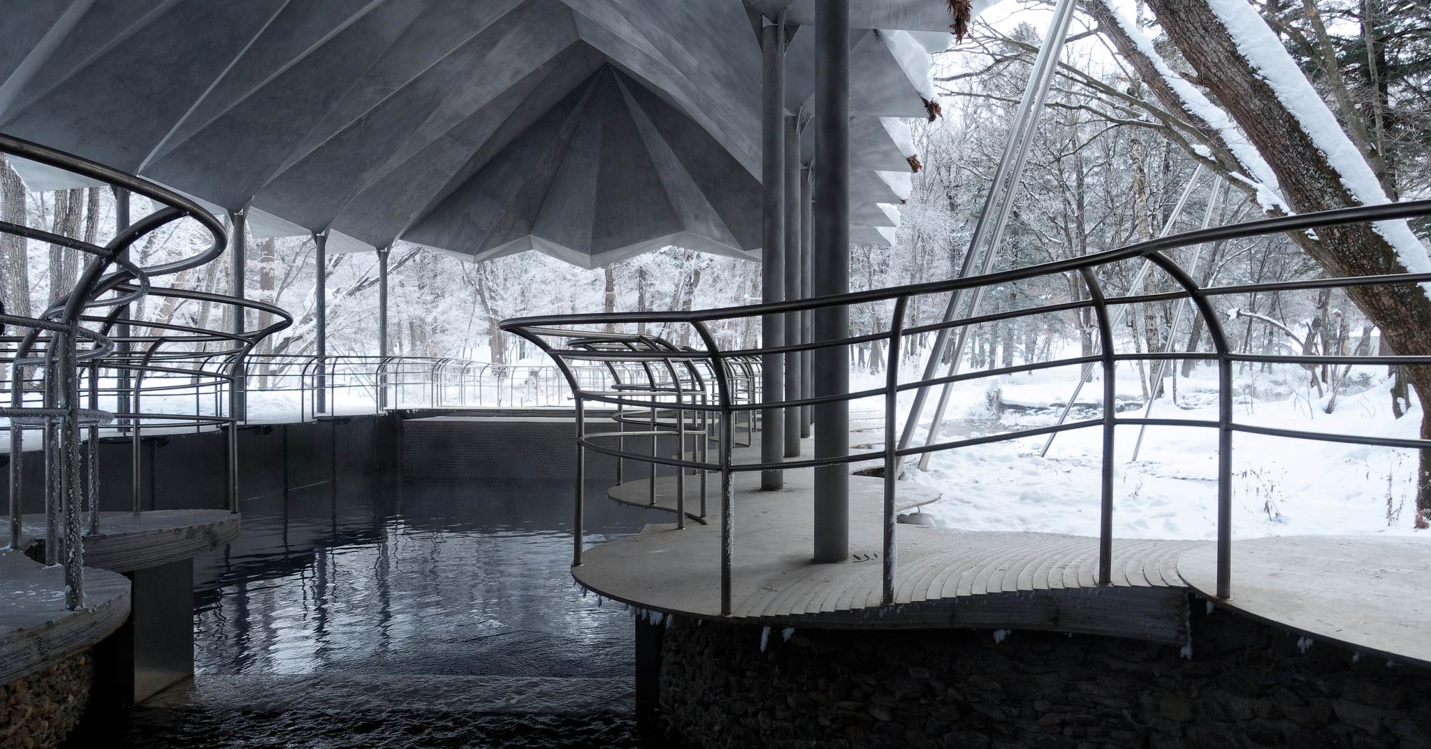Norsk arkitektur fra Kina til Venezia-biennalen: Dette taket i rustfritt stål beskytter drikkevannskilden dypt inni skogen i Changbai. Gangpassasjene rundt er formet som et sykkelkjede. Prosjektet er laget av norske Jensen & Skodvin.