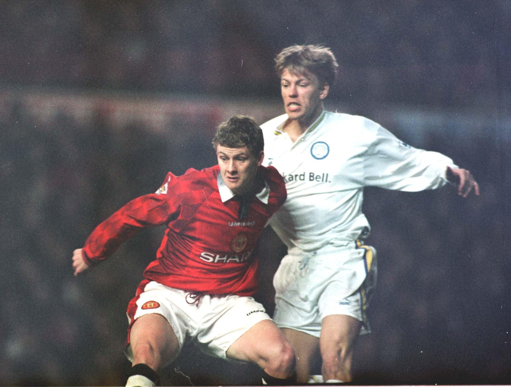 LEEDS-FORTID: Gunnar Halle (t.h.) i en duell med Ole Gunnar Solskjær i en kamp mellom Manmchester United og Leeds i desember 1996. 