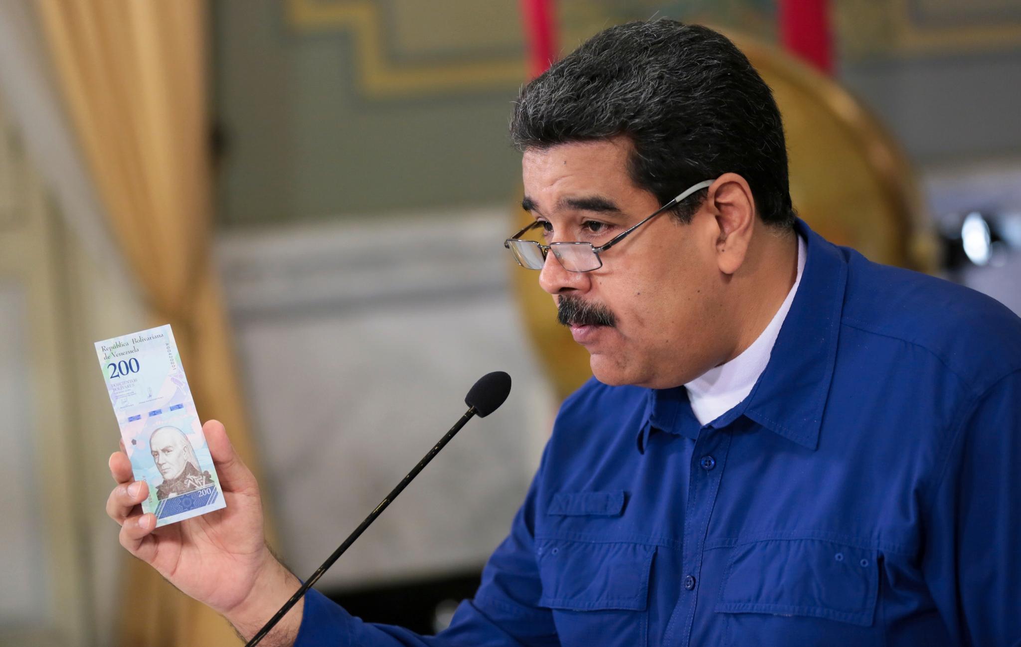 Nicolás Maduro annonserte tidligere i år en ny valuta som skal bli tatt i bruk i august. Han kutter fem nuller av valutaen. Dette gjør den enklere å håndtere, men kritikere sier at den ikke gjør noe for å håndtere de bakenforliggende årsakene til inflasjonen. 