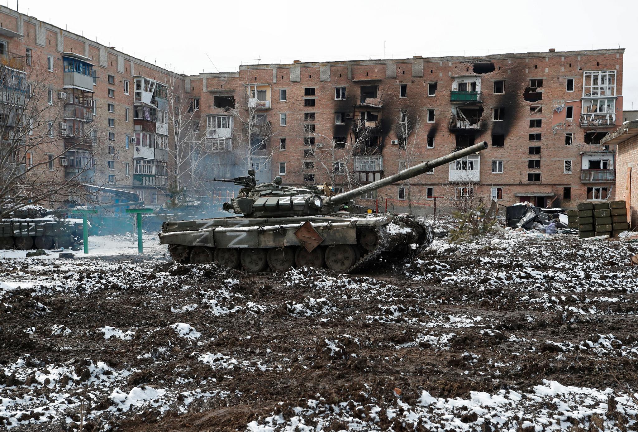 En russisk tank, gjenkjent med bokstaven «Z» malt på siden, i byen Volnovakha i regionen Donetsk.