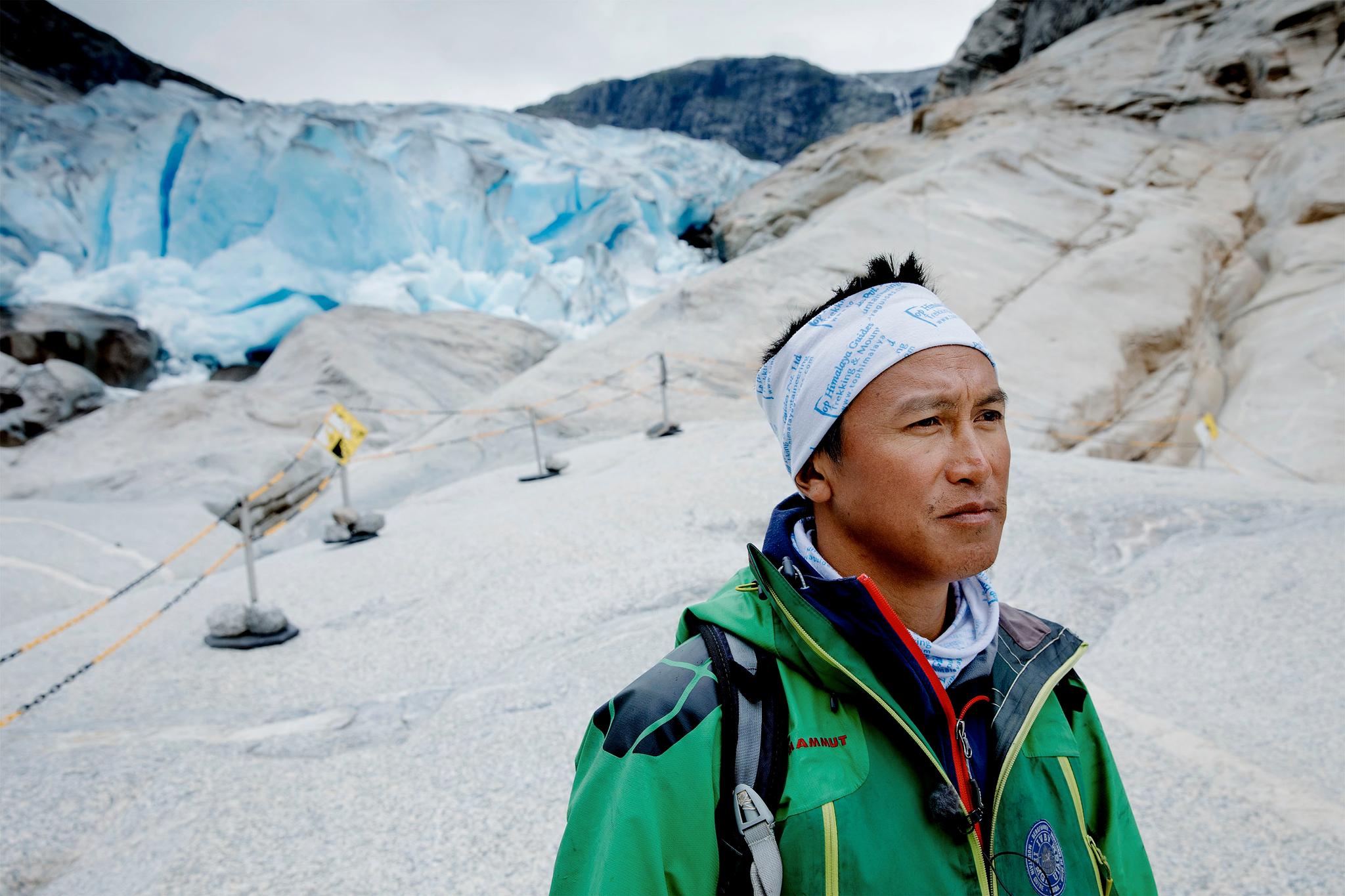 BLE ØYENVITNE: Tshering Pande Bhote (42) er guide i Jostedalen Breførarlag og ble øyenvitne til ulykken søndag kveld.