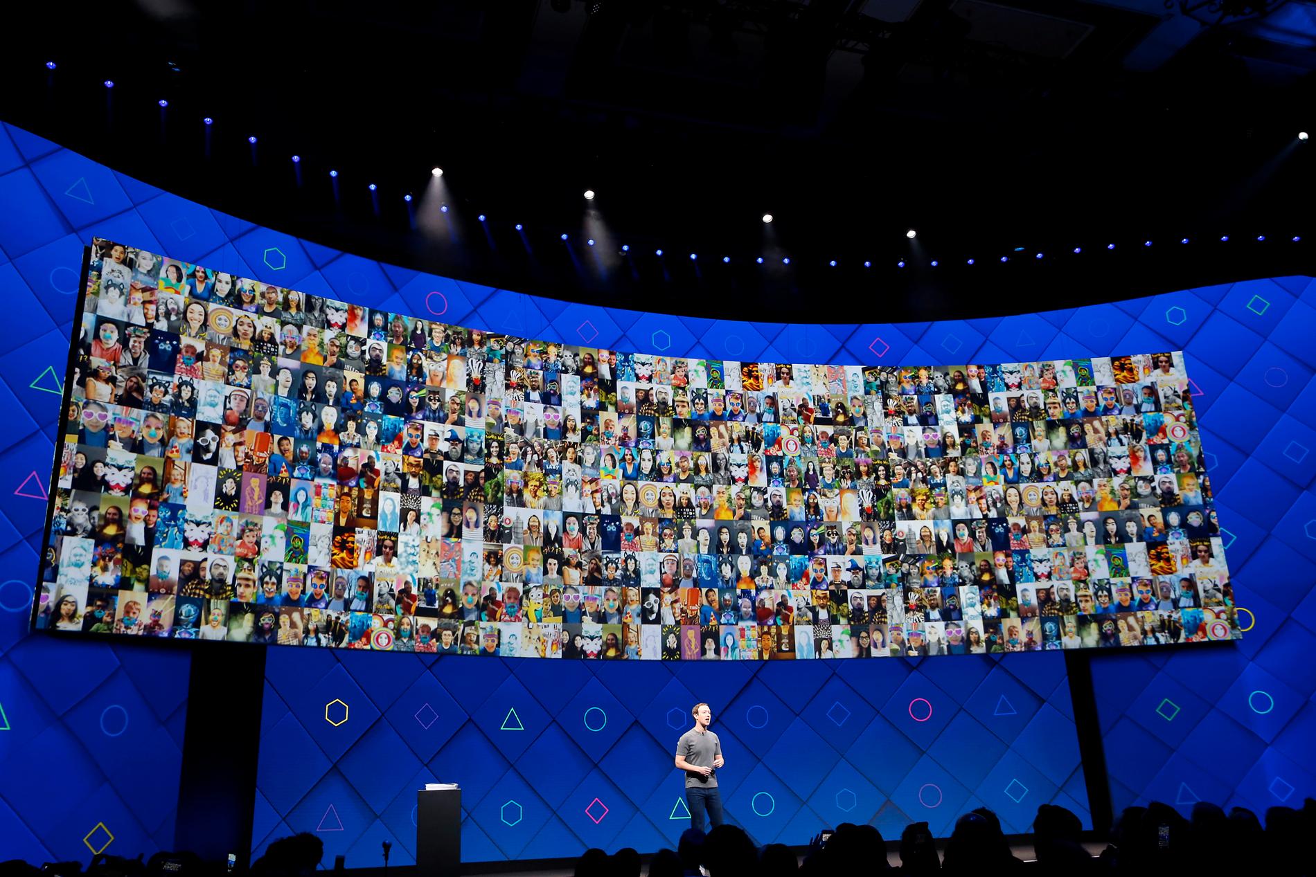 PÅ HØY TID: Det er på tide brukerne får større makt over Facebook. Det er tross alt vi som utgjør kjernen i Mark Zuckerbergs enorme suksess, skriver artikkelforfatteren. Her taler Zuckerberg på den årlige utviklingskonferansen for Facebook i San Jose, California, i april i år.