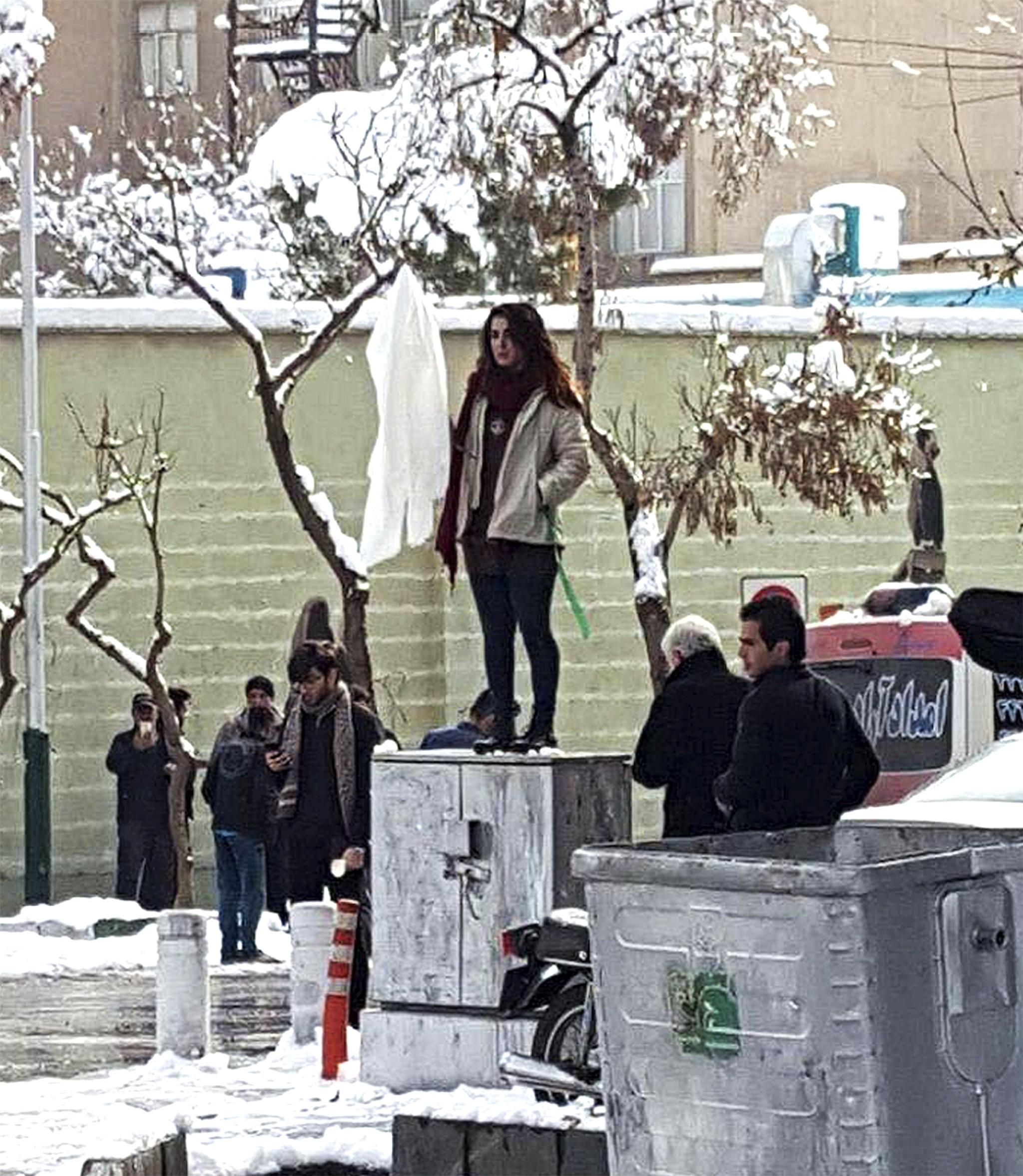 Noen iranske kvinner har protestert mot påbudet om å bære slør.