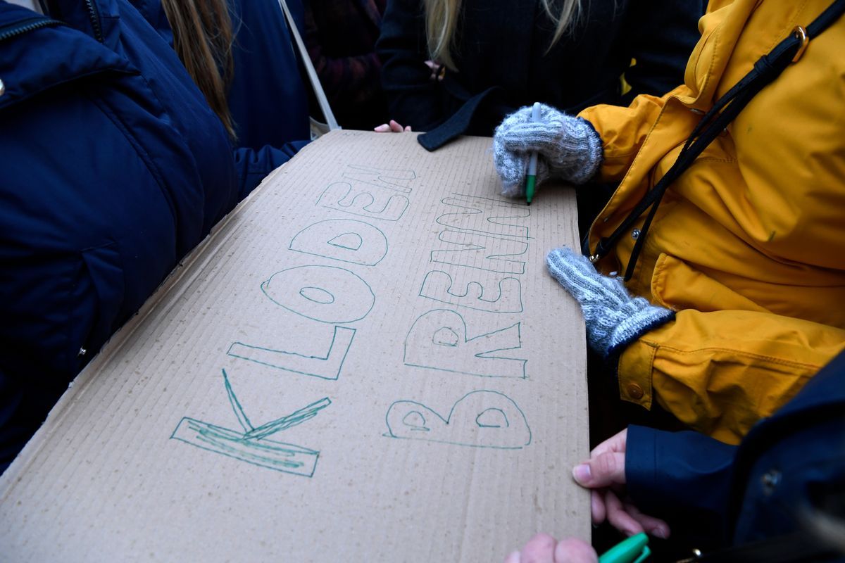 Før marsjen startet klokken halv 11 sto flere av ungdommene ute i regnet og laget egne plakater.