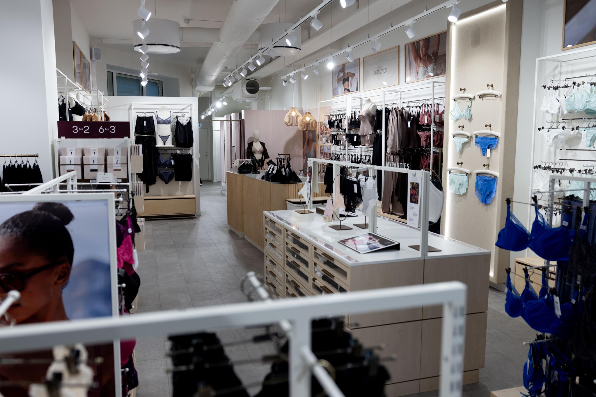 In a lingerie store that changes lingerie, employees must “positively control” their customers