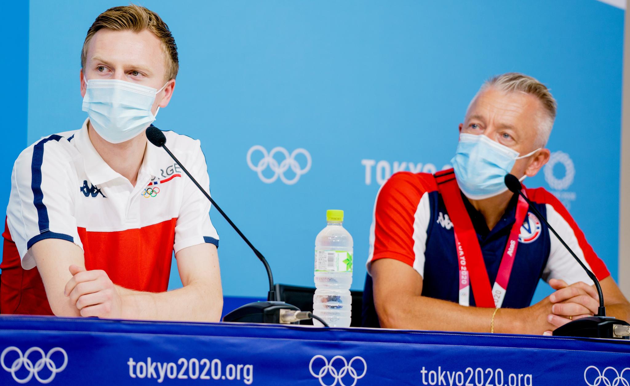 SAMMEN I OL: Narve Gilje Nordås og hans trener Gjert Ingebrigtsen under en pressekonferanse foran 5000-meteren i Tokyo-OL for 11 måneder siden. 