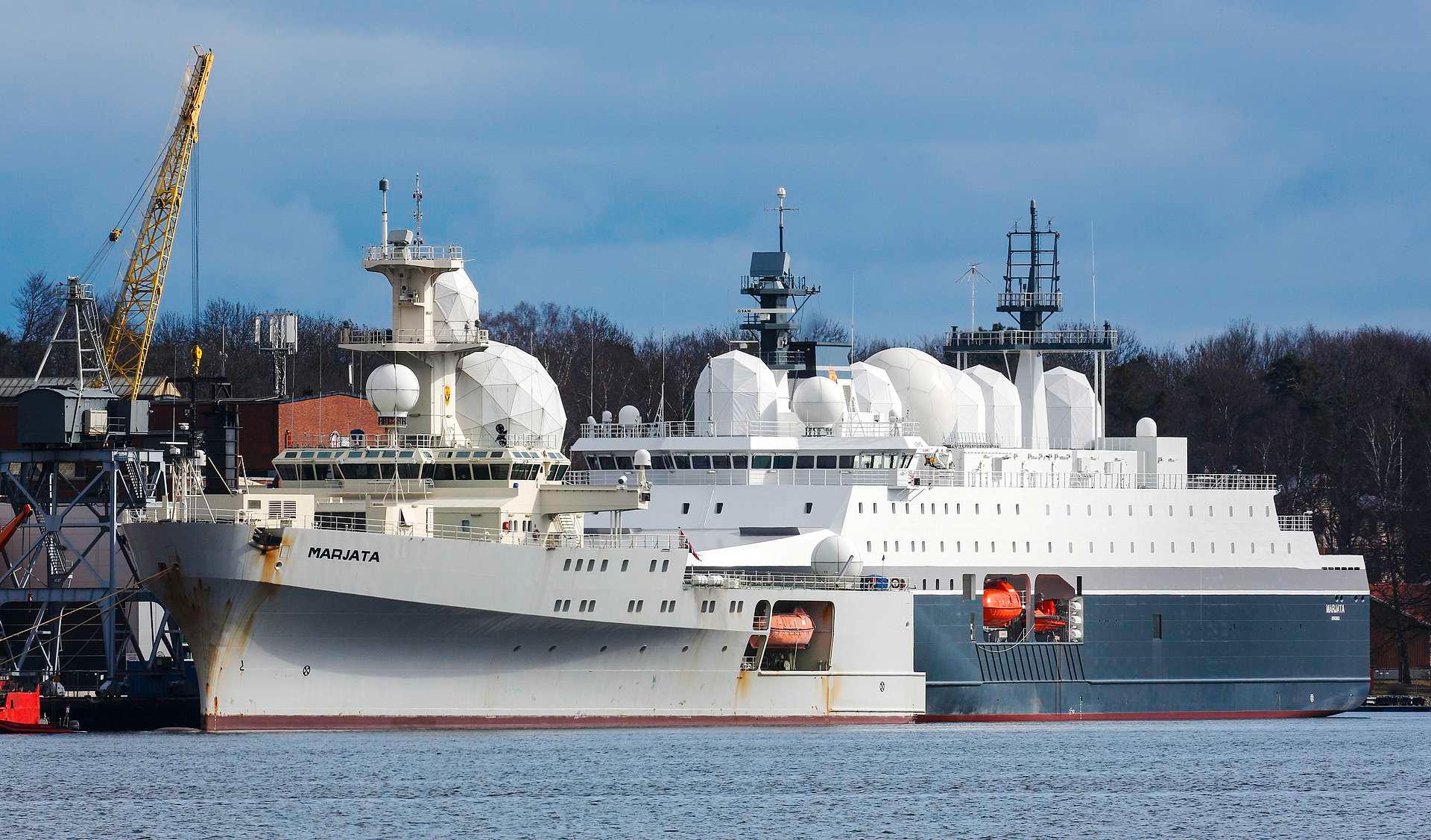 E-tjenestens to spionskip i norsk havn. Begge har som oppgave å følge russisk aktivitet, ikke minst øvelser av typen Zapad.