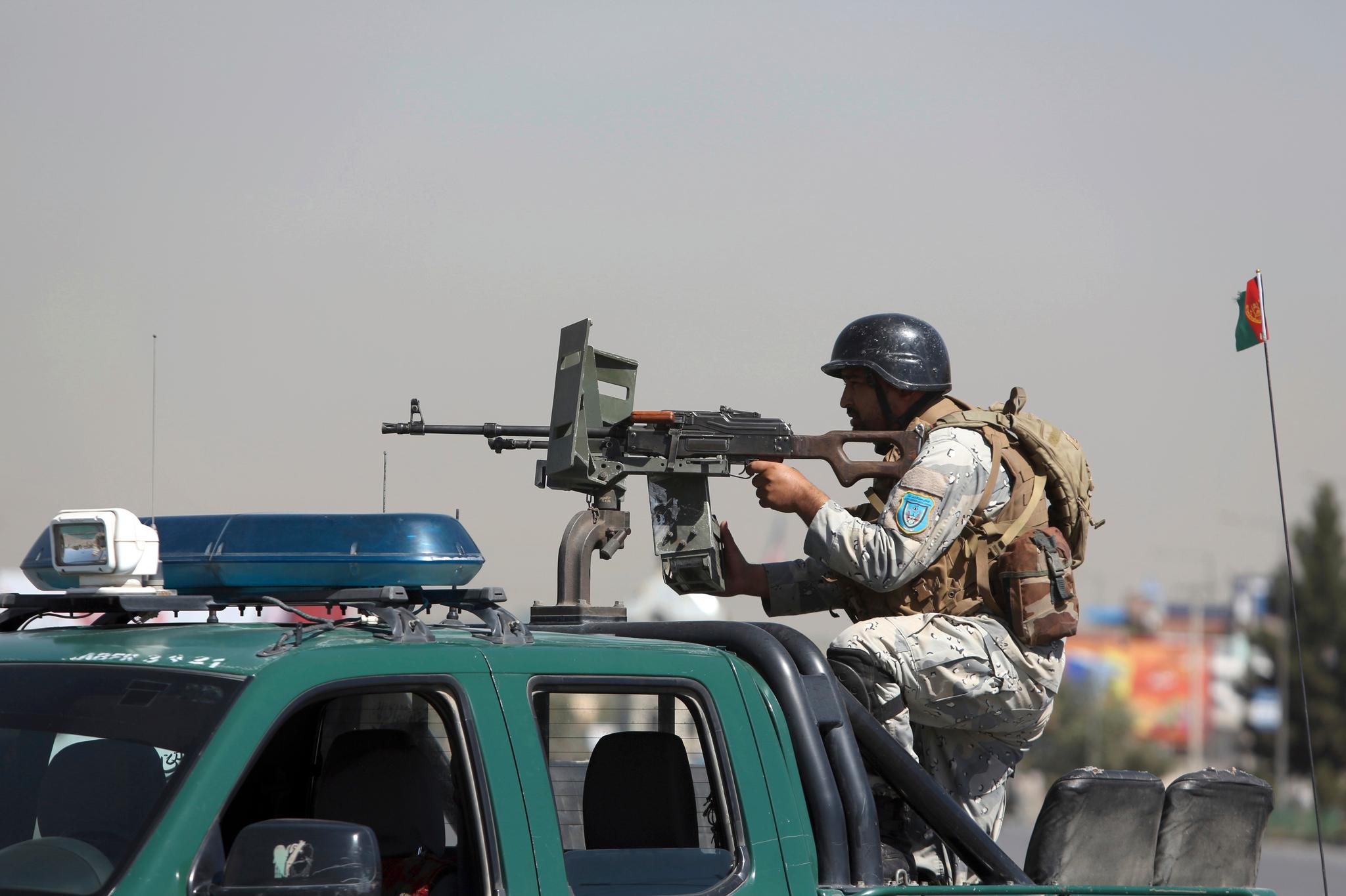 En afghansk sikkerhetstjenestemann bemanner et maskingevær under en trefning i Kabul 21. august. Myndighetene sier Taliban skjøt mot presidentpalasset. Senere hevdet IS at de sto bak.