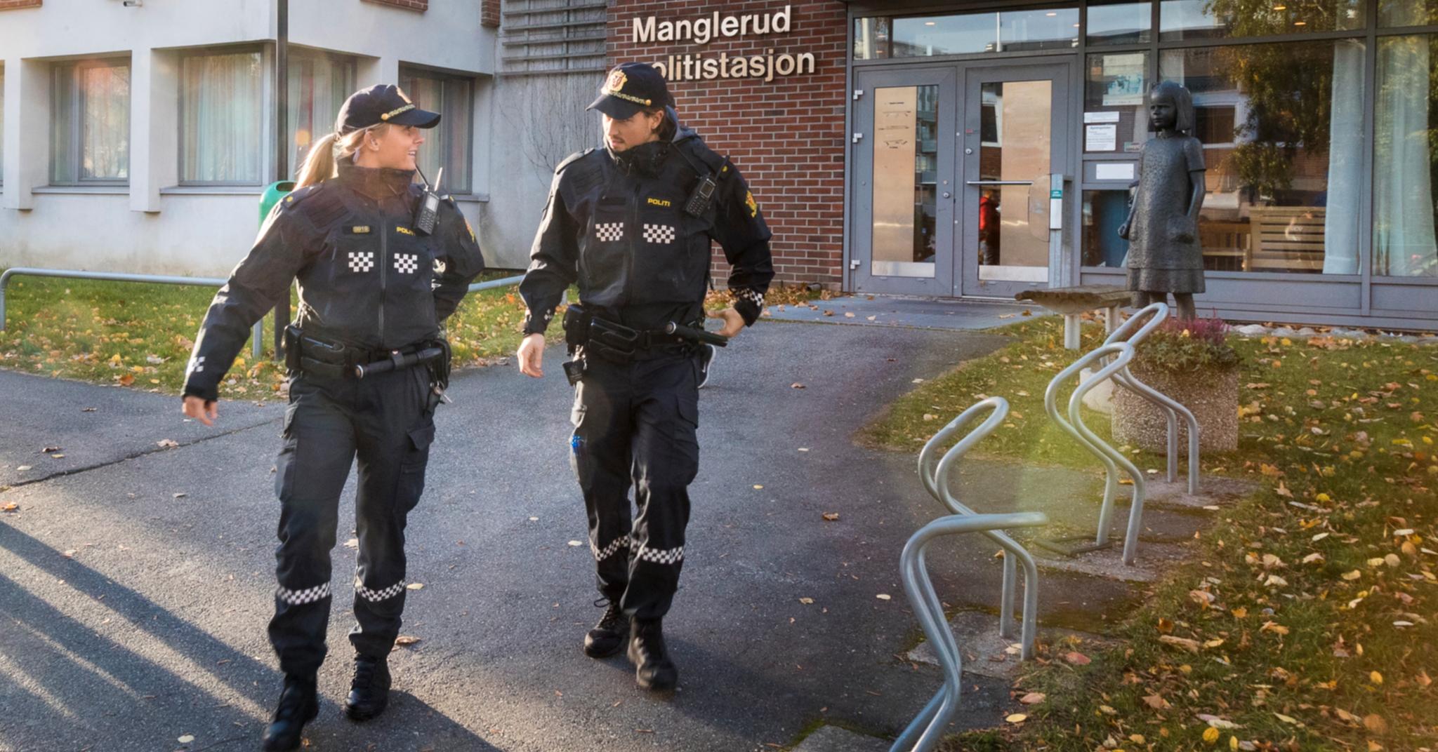 Den lokale politistasjonen på Manglerud og stasjonen på Stovner kan bli nedlagt i løpet av få år. Bildet ble tatt da kronprins Haakon besøkte Manglerud politistasjon i 2018.