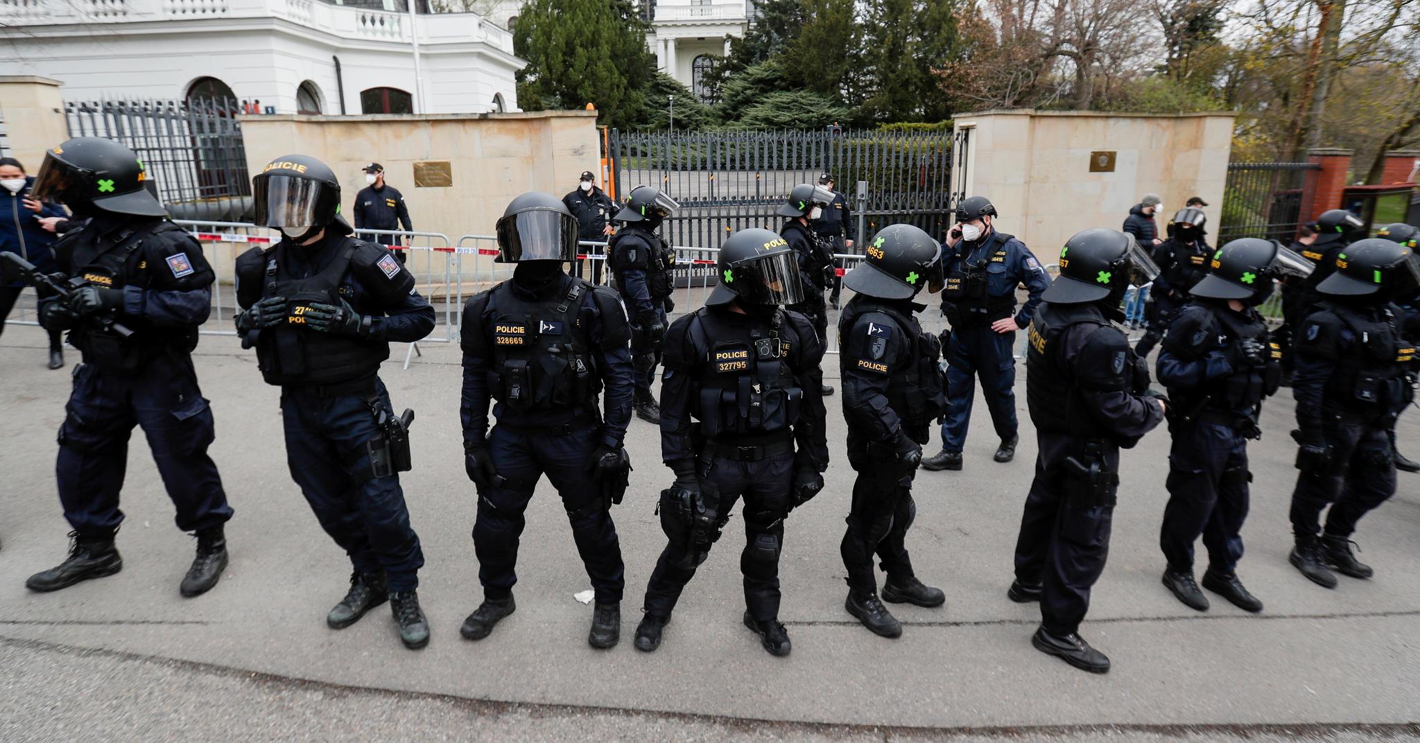 Opprørspoliti måtte søndag stå vakt utenfor den russiske ambassaden i Praha. Tsjekkiske myndigheter har kastet ut 18 russiske diplomater, alle anklages for å være hemmelige agenter.