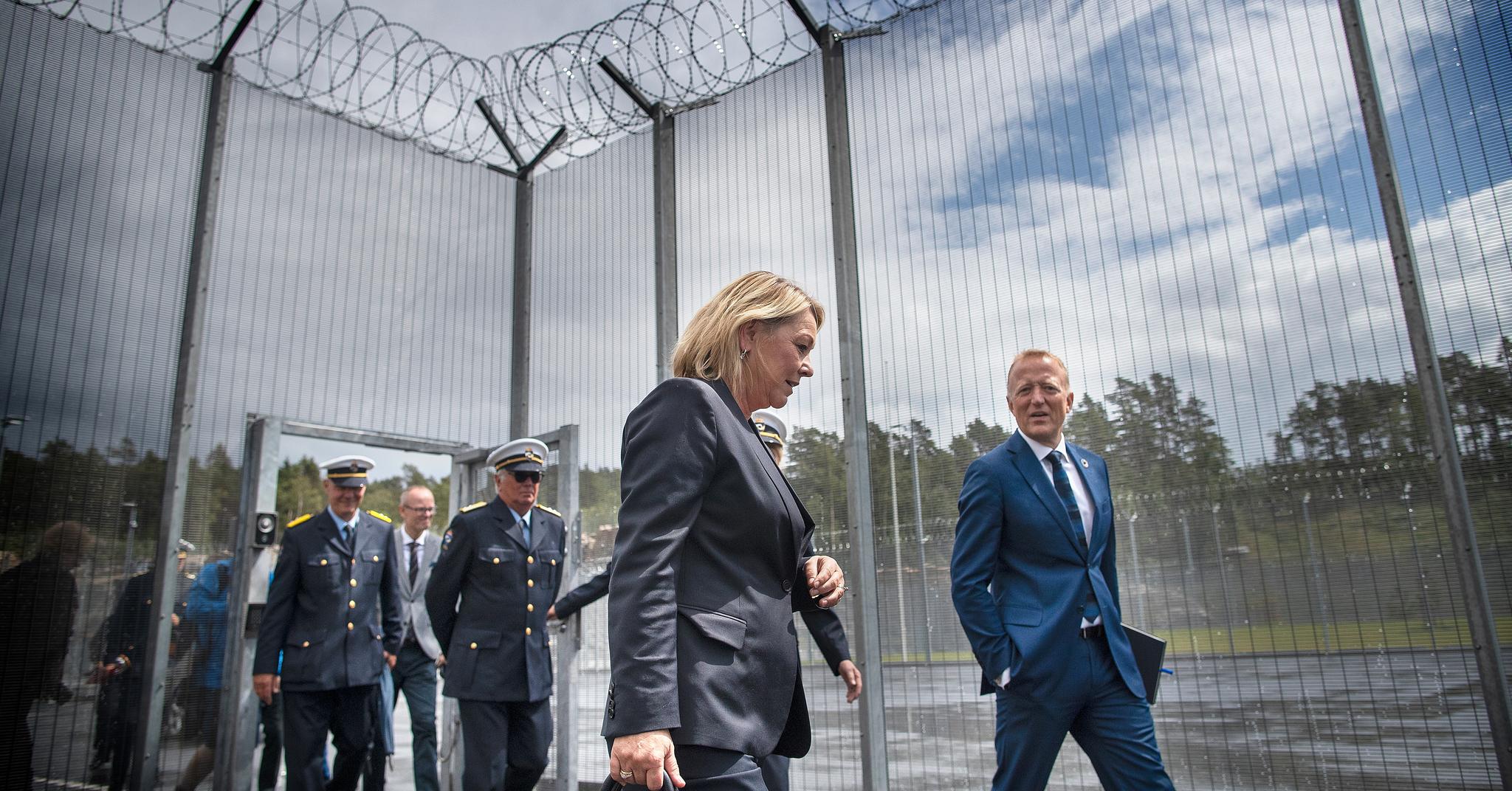 Her ankommer justis- og beredskapsminister Monica Mæland nye Agder fengsel.
