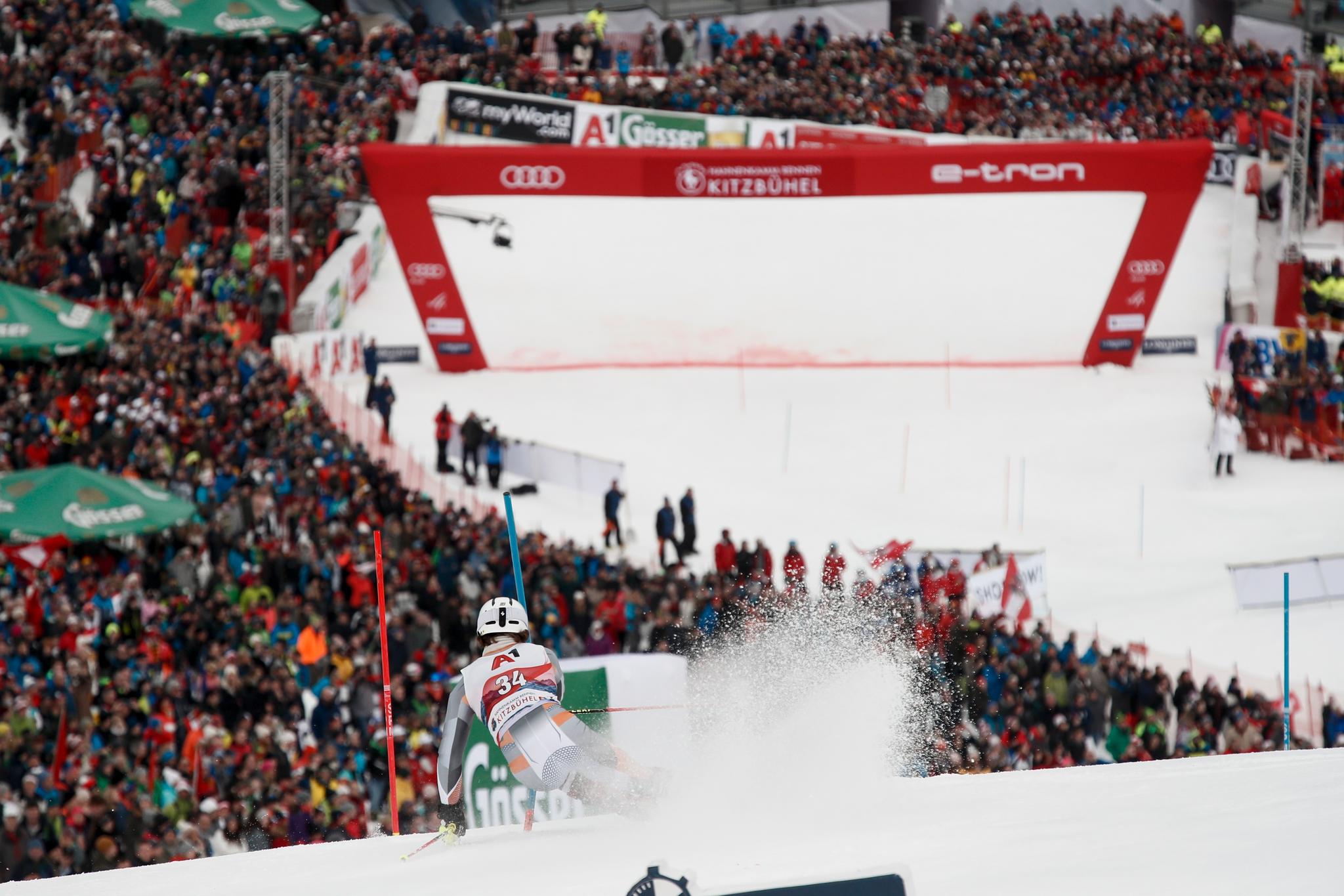På vei ned i folkehavet. Et sted mellom 20 og 30.000 tilskuere fikk se at Norge fikk en ny alpinstjerne i Lucas Braathen. 