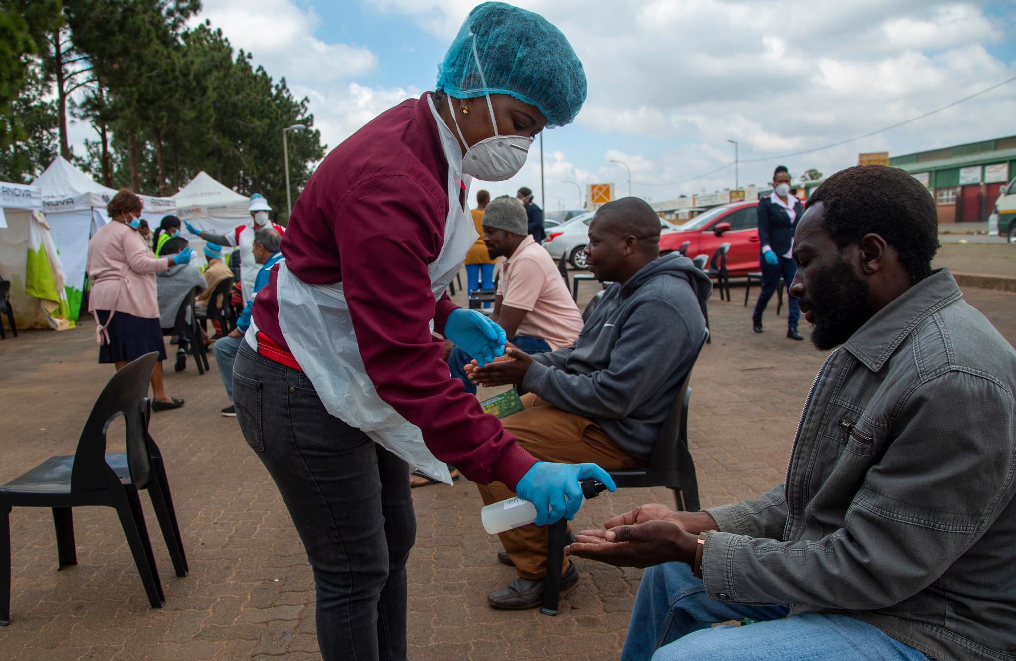 Onsdag i påskeuken ble innbyggere i Lenasia utenfor Johannesburg i Sør-Afrika undersøkt av helsepersonell. 