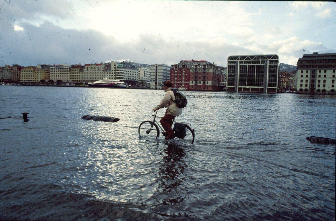 PÅ KANTEN: Bildet fra 1999 viser stormfloen som skapte oversvømmelse den gangen.