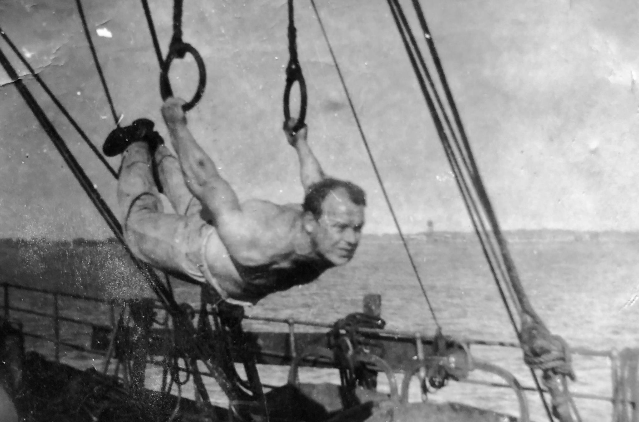 Stuert og tillitsmann Oskar Hedin trener ombord på Lenda, som ble torpedert utenfor den britiske kysten våren 1940.
