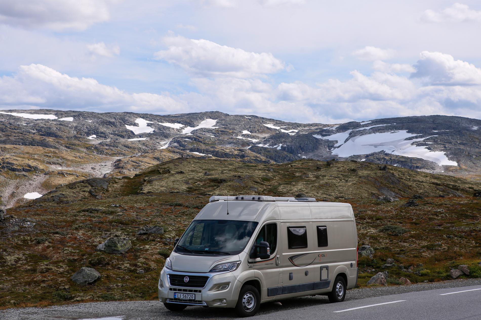 Nasjonal turistveg over Aurlandsfjellet skal få rasteplass med toalett ved Røyrnes. 