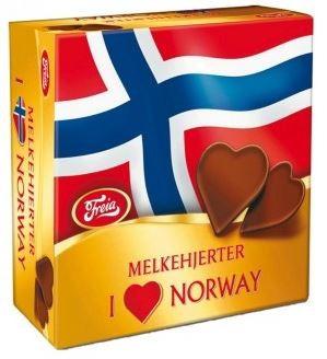 HEIANORGE: Litt patriotisme må til. Om det er turistene eller nordmenn selv som kjøper mest I Love Norway-sjokolade er uvisst. Men de selger godt.