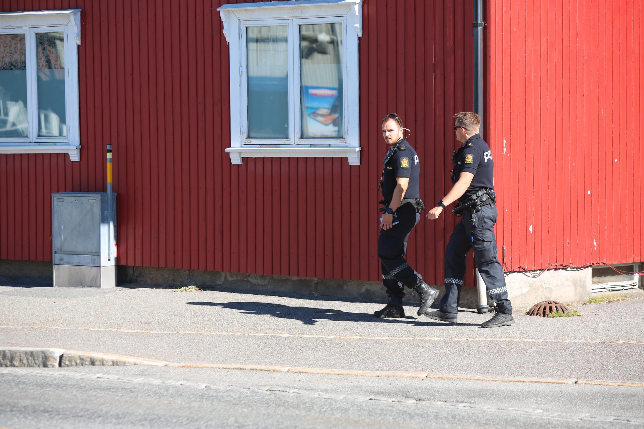 Politiet gjennomfører en dør-til-dør-aksjon i nabolaget.