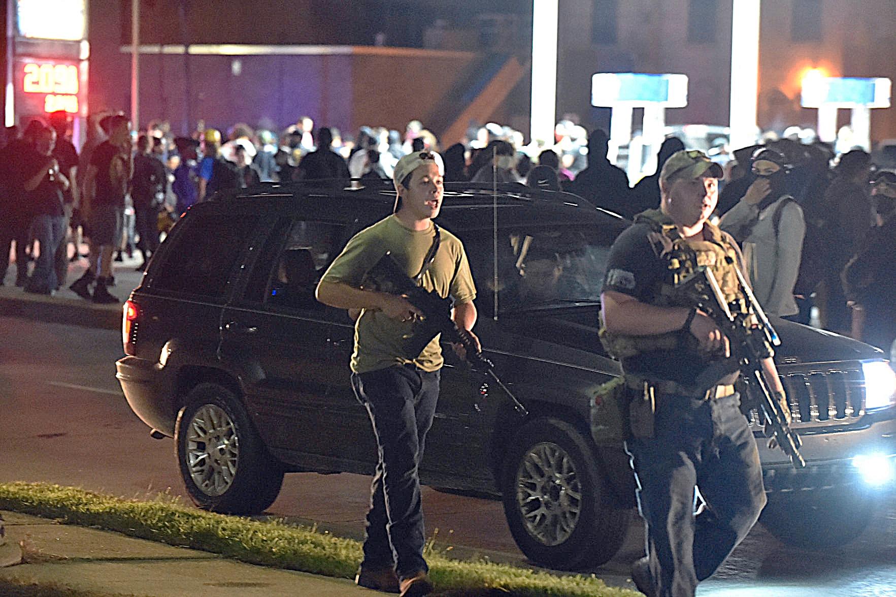 Kyle Rittenhouse a la izquierda en la foto, 25 de agosto, poco antes de los asesinatos. Foto: Adam Rogan, The Journal Times / AP