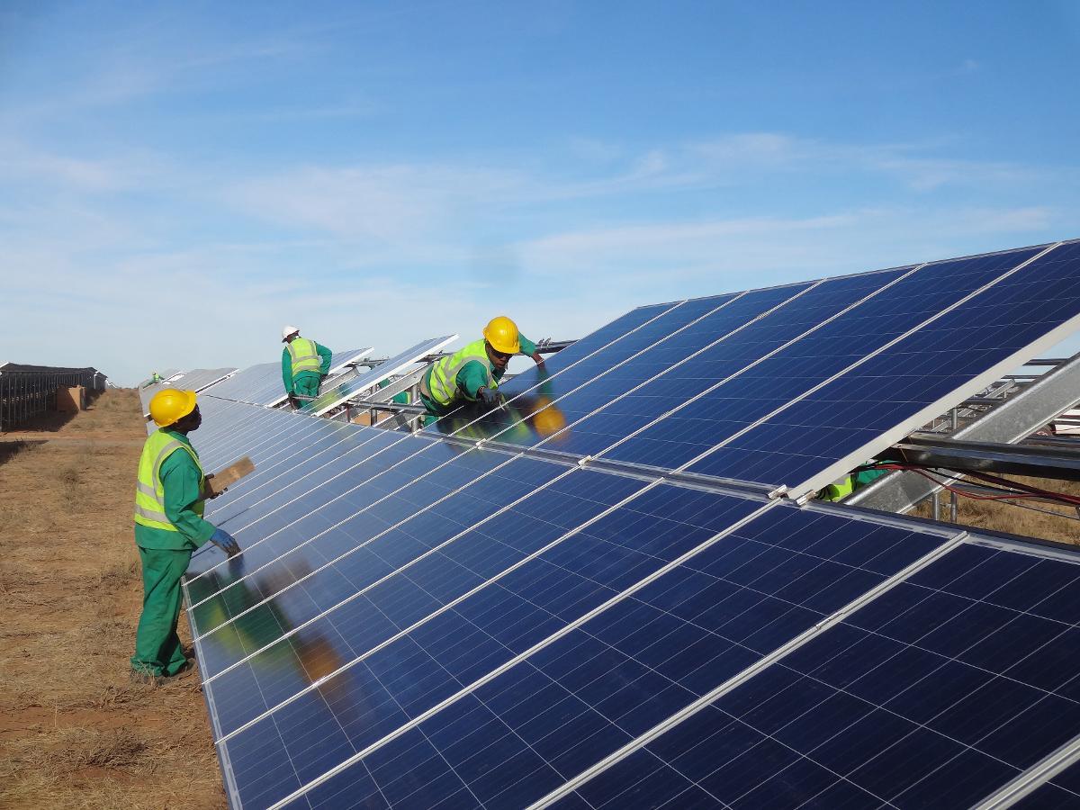 Solkraftanlegget ble bygget på ni måneder, og på det meste jobbet 900 personer samtidig under konstruksjonen. Selve monteringen krever lite forkunnskaper, og for mange av arbeiderne var dette deres første jobb noensinne.