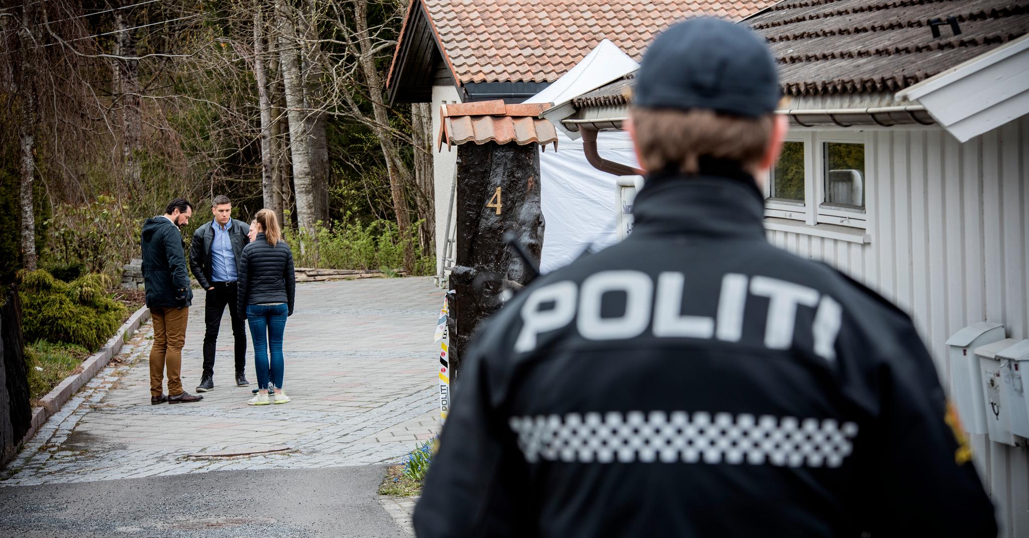 Politiets påtaleansvarlig Haris Hrnovica (bak i brun bukse) undersøkte Hagens bolig sammen med politikolleger 30. april i år.