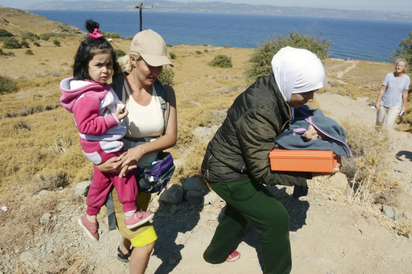 Cathrine Endresen hjelper syriske Obida (25) med å få datteren Lana (5 md.) til lege etter at de har krysset over fra kysten av Tyrkia til Lesbos. I armene har hun Lanas storesøster Leilan (4). 