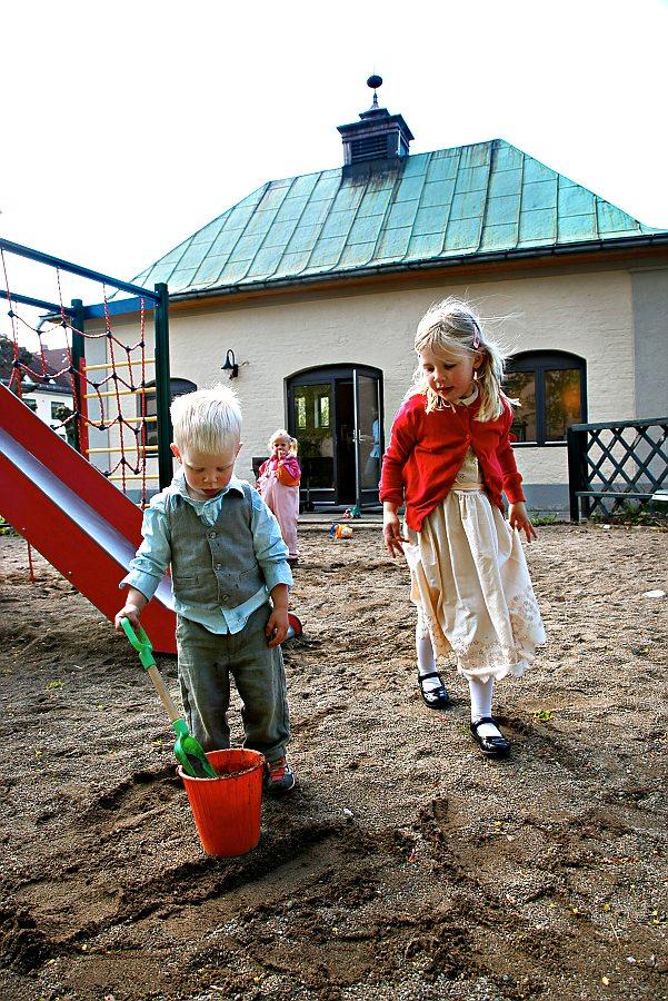 Bursdagsselskapene kan skli ut på lekeplassen. Mats Lyngner (2) og storesøster Maja Lyngner (4 ½) utenfor trafohuset.