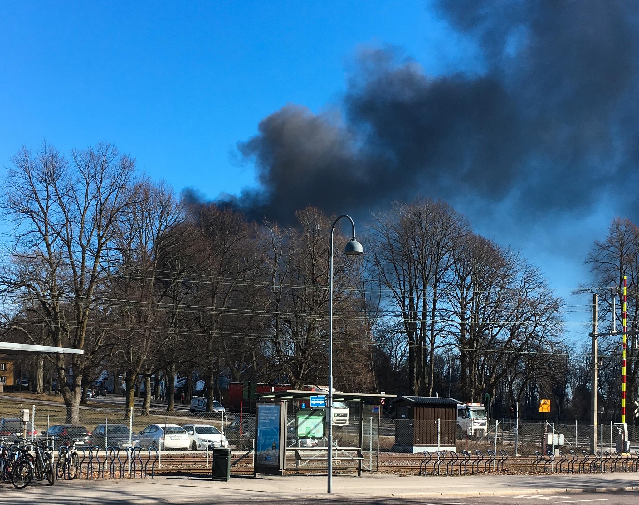 Den sorte røyken var synlig over store deler av Tønsberg - her sett fra jernbanestasjonen.