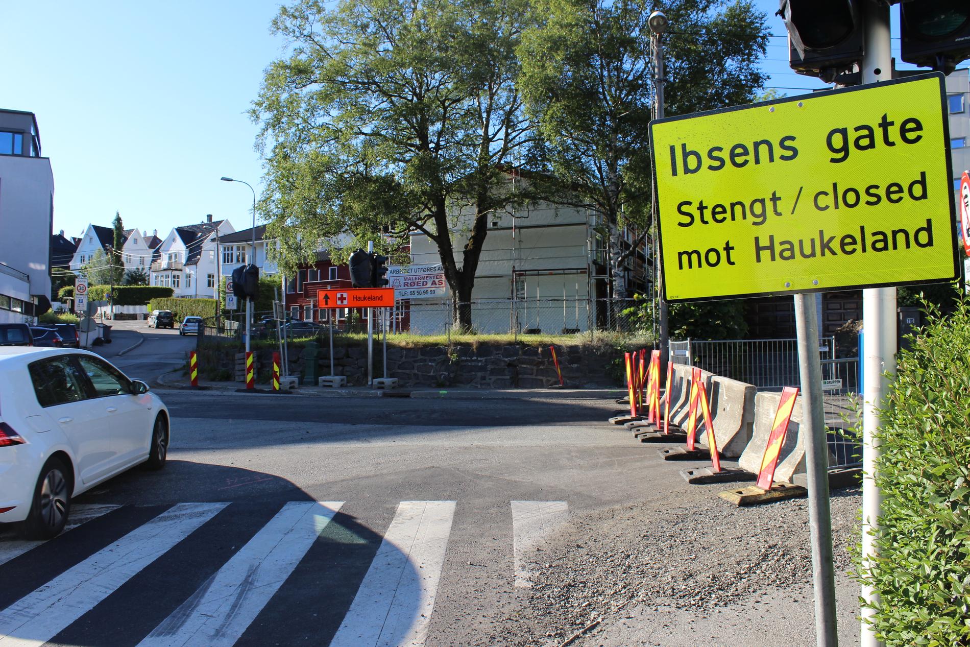 STENGT: Veien er stengt like etter stedet der Hunstadsvingen møter Ibsens gate. 
