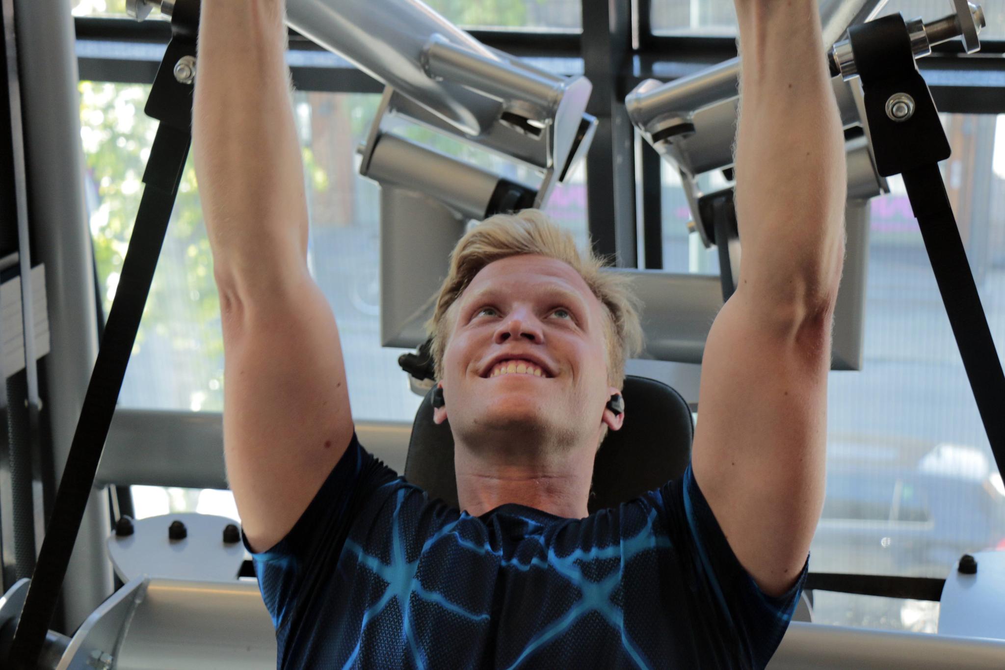 Alexander Rønningen (28) har vært med på studien. Han føler seg trygg når han trener på et treningssenter som følger bransjestandarden for smittevern.