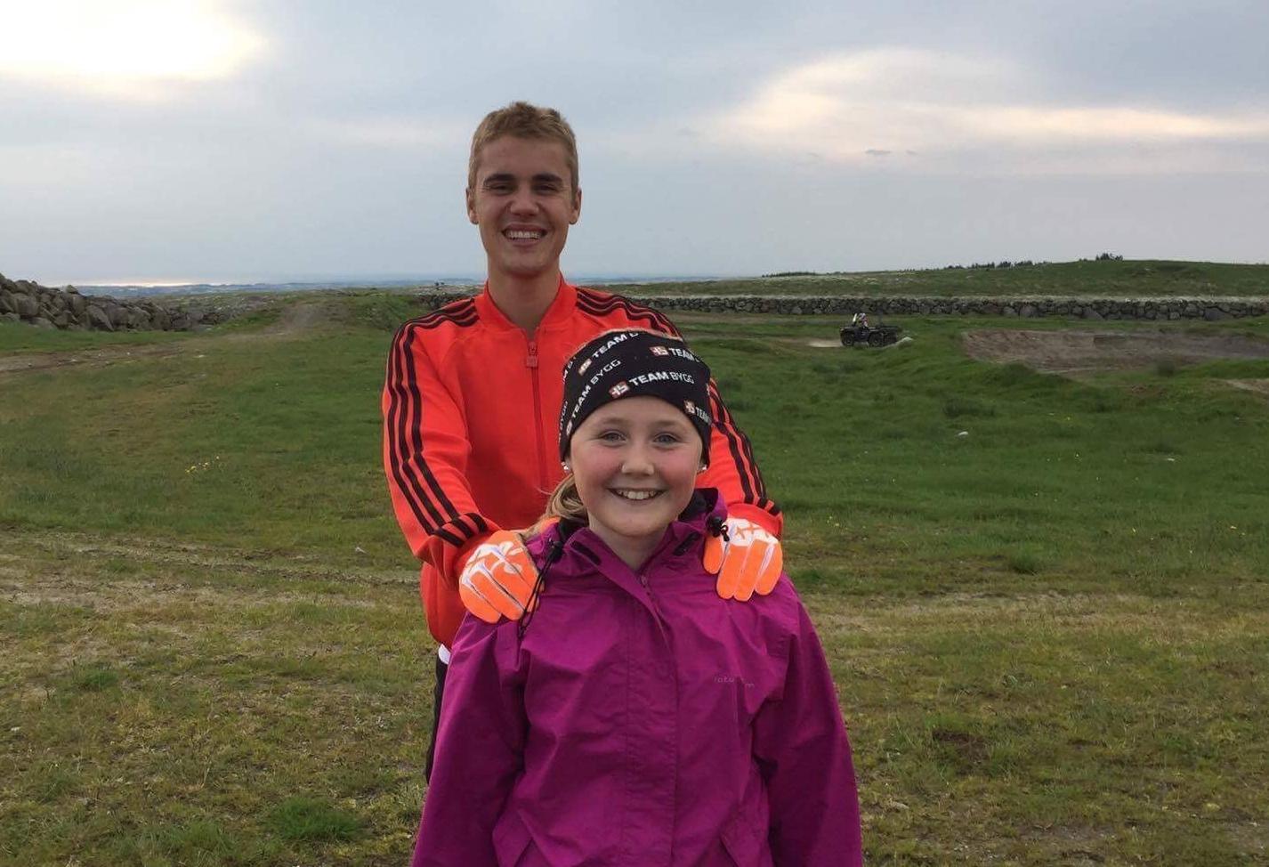 Serine Årdal Nervik (10) fikk et minne for livet da Justin Bieber kom på besøk på gården for å kjøre motorsykkel.