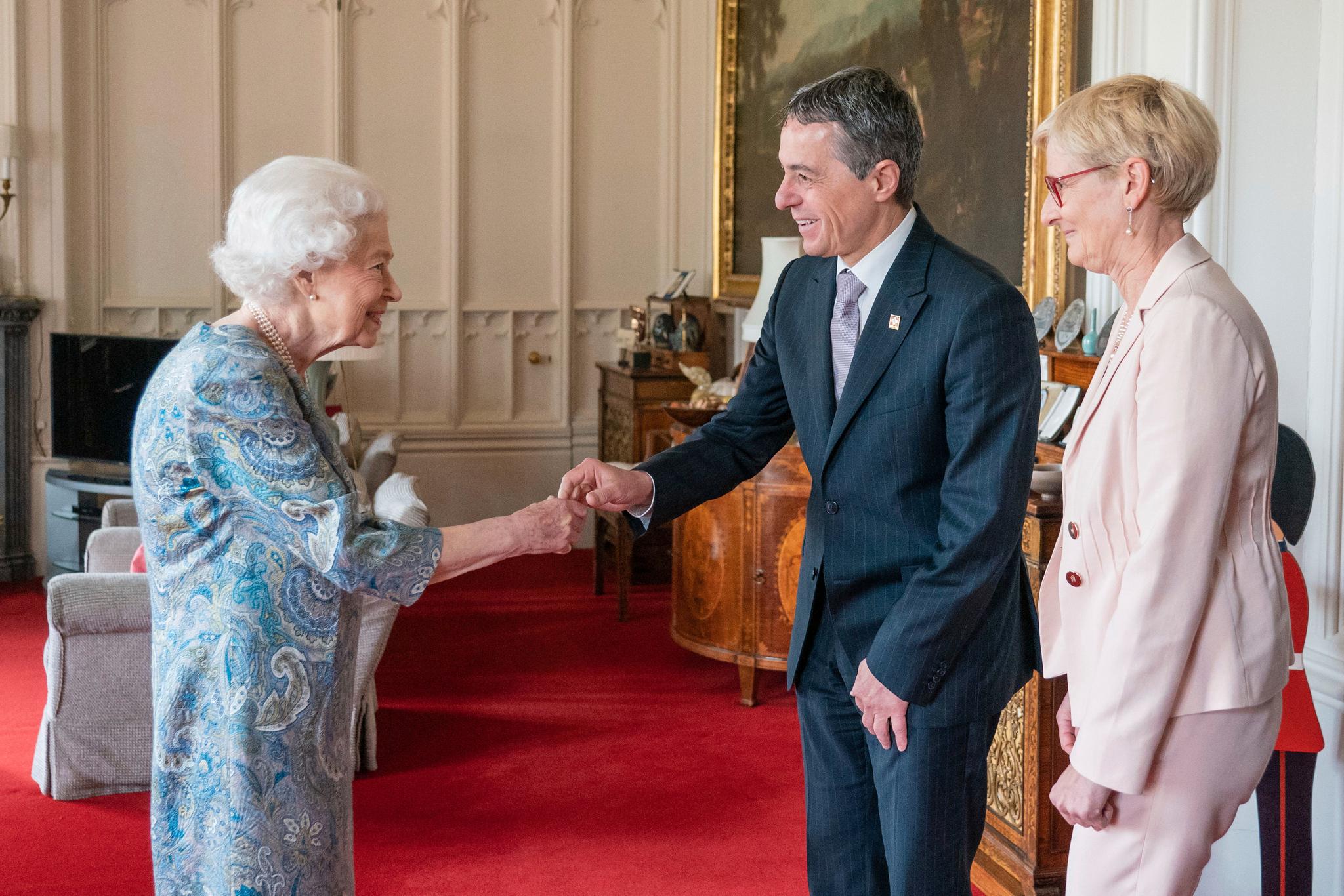 Selv om dronning Elizabeth II jobber stadig mer digitalt, møtte hun Sveits president Ignazio Cassis i Windsor Castle torsdag. Han ble ledsaget av sin kone Paola Cassis.