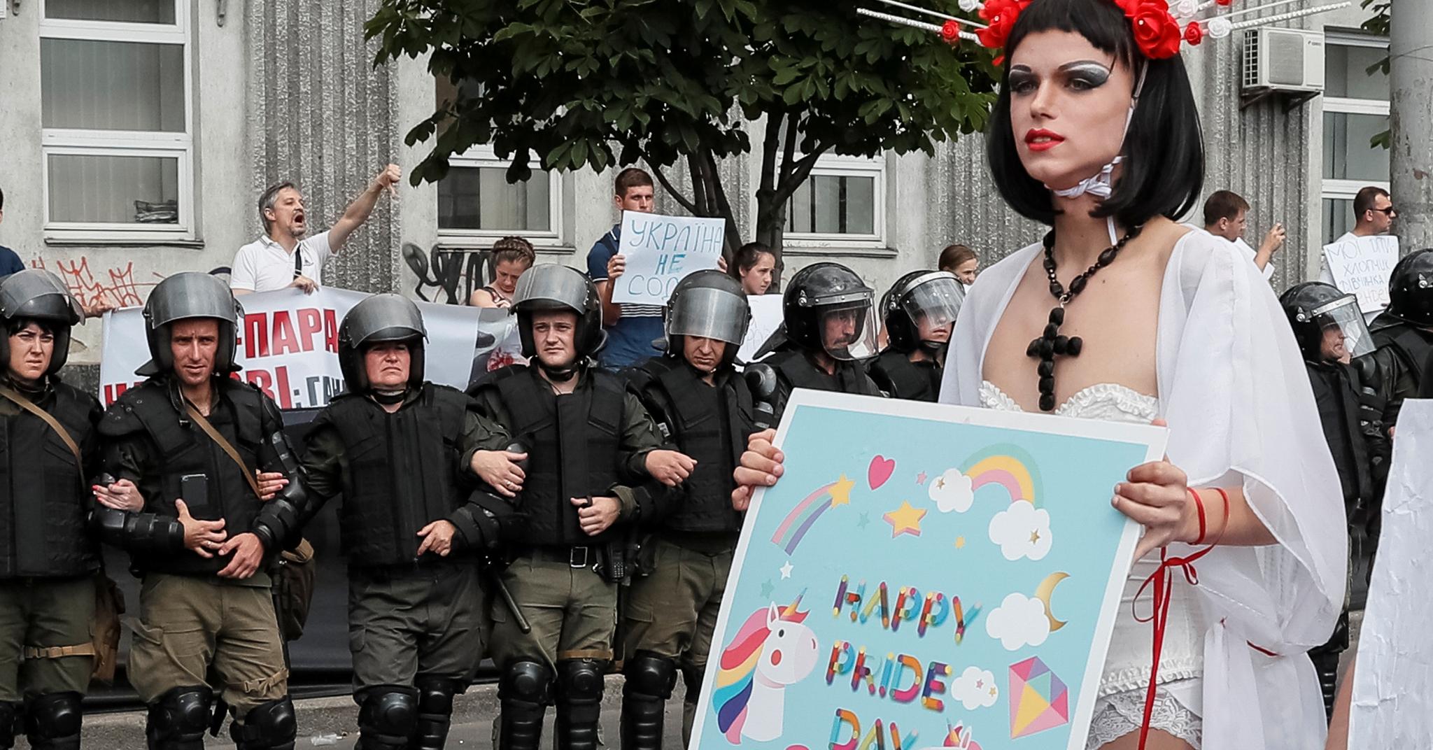 En deltager i Pride-paraden i Ukrainas hovedstad Kiev, der et stort politioppbud fikk skryt for å ha lagt ned en innsats for å beskytte homofile aktivister.