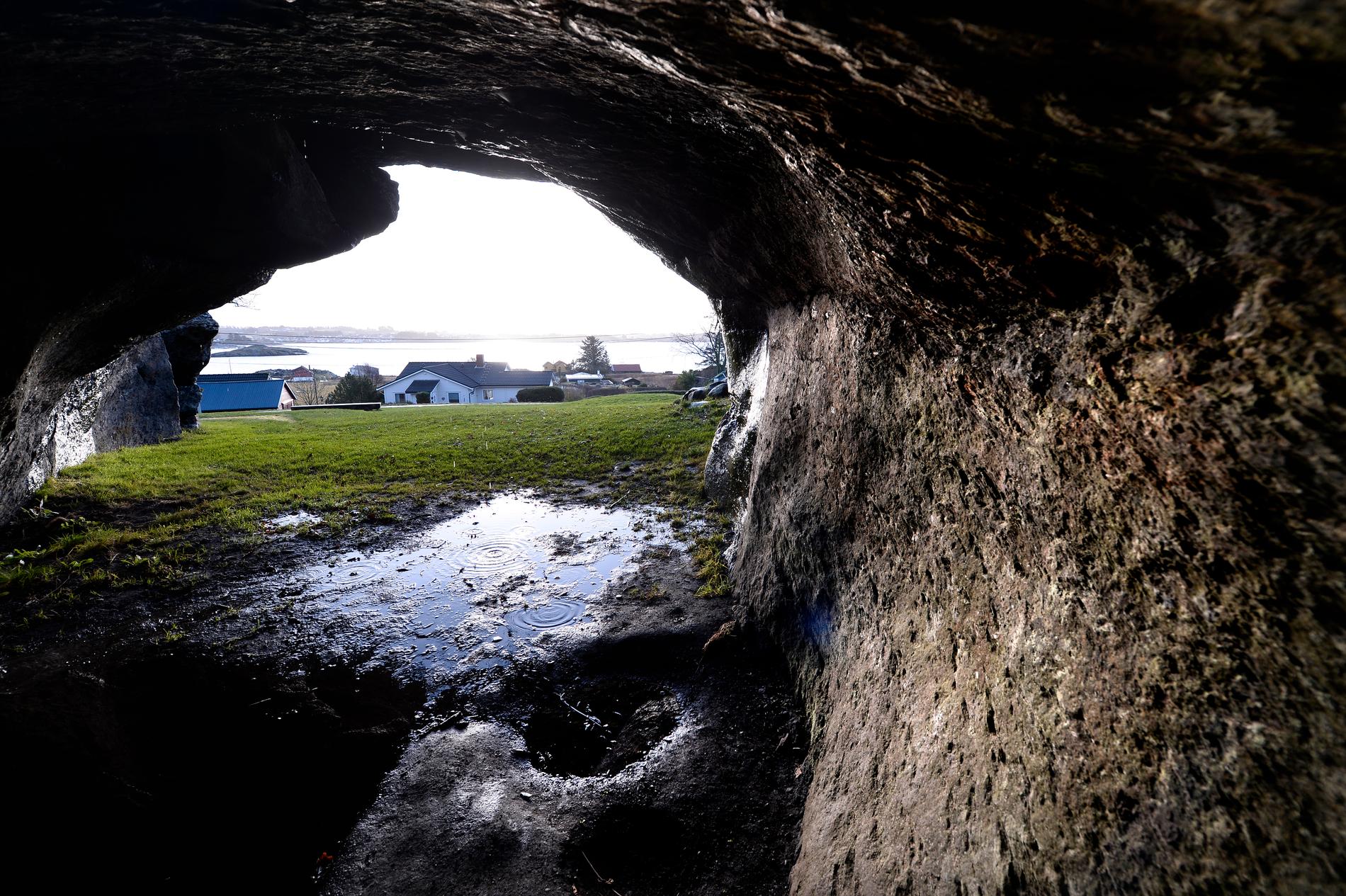  Vistehålå eller Svarthålå på Randaberg er trolig Norges eldste boplass. Hulen er fra Steinalderen og er 9 meter dyp, 5 meter bred og 3 meter høy. 