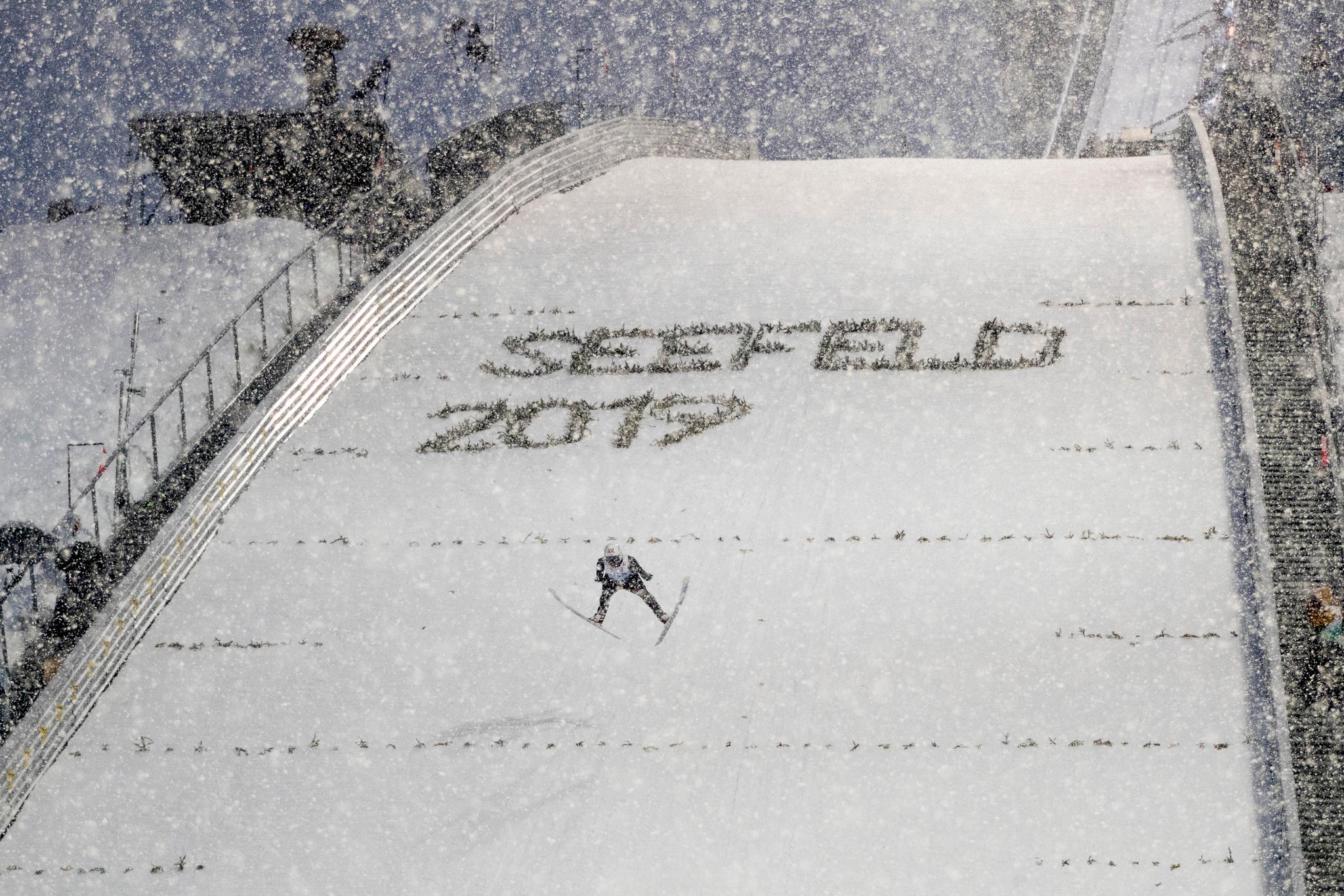Det var ujevne forhold i normalbakken i Seefeld fredag kveld. Kraftig snøvær ble en utfordring for hopperne. – Dette var ikke rettferdig slo hoppsjef Clas Brede Bråten fast etter at rennet var over. 