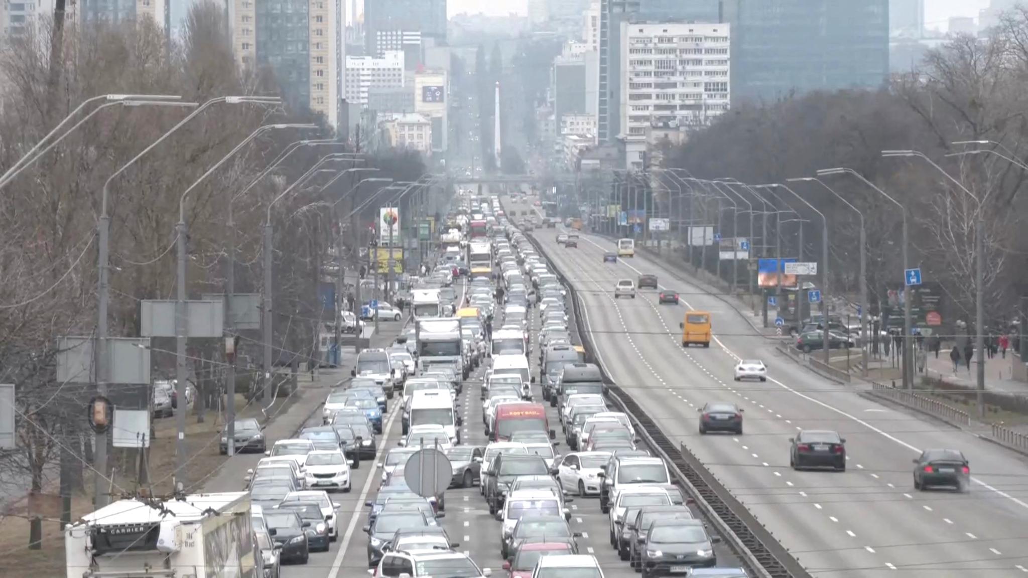 Ukrainere i bilkø for å forlate Kyiv torsdag. 